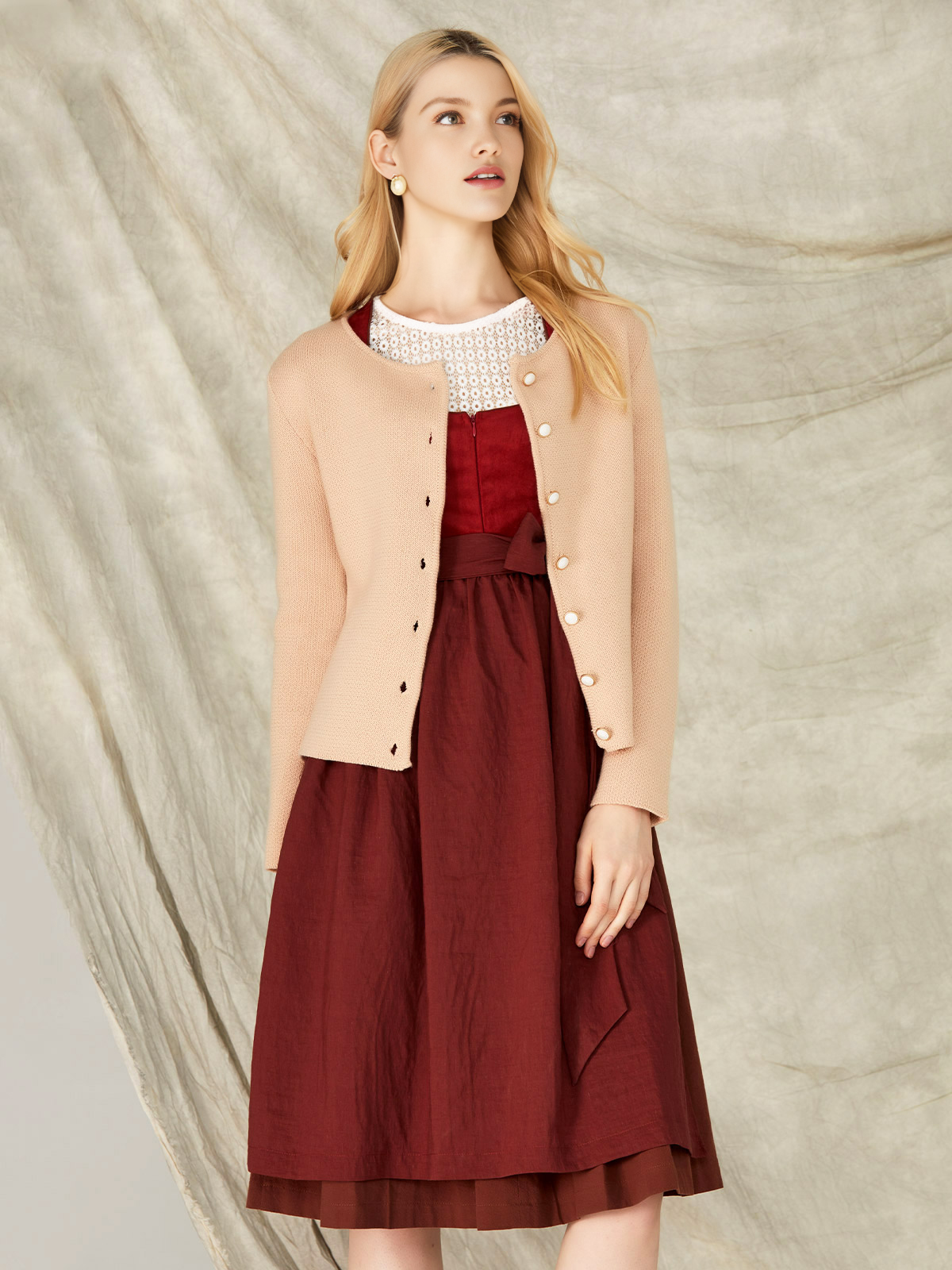 Dirndl in Braun mit traditionellen Stickereien
