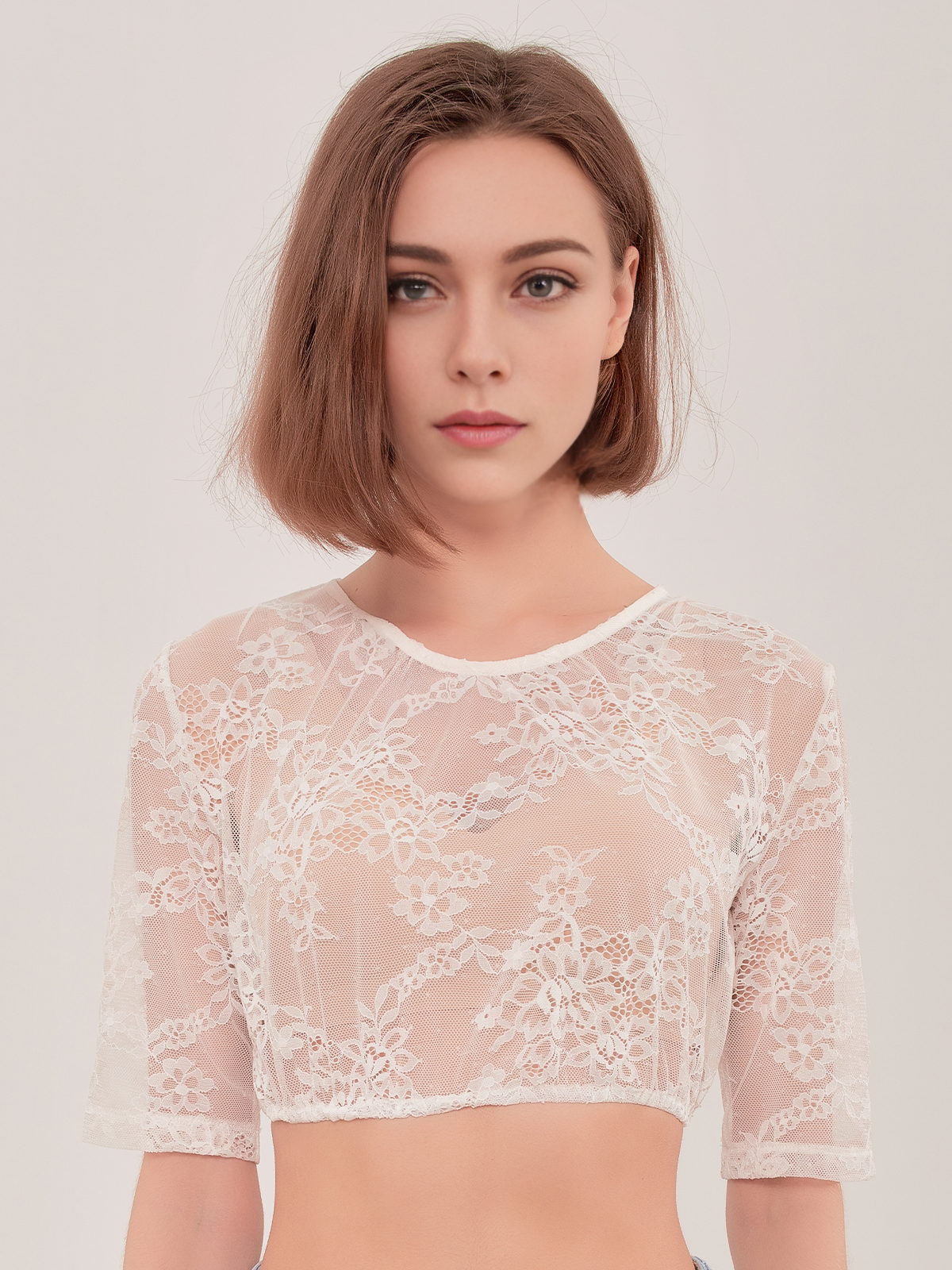 Beige Rosa Dirndl mit weißer Bluse – feminin und stilvoll