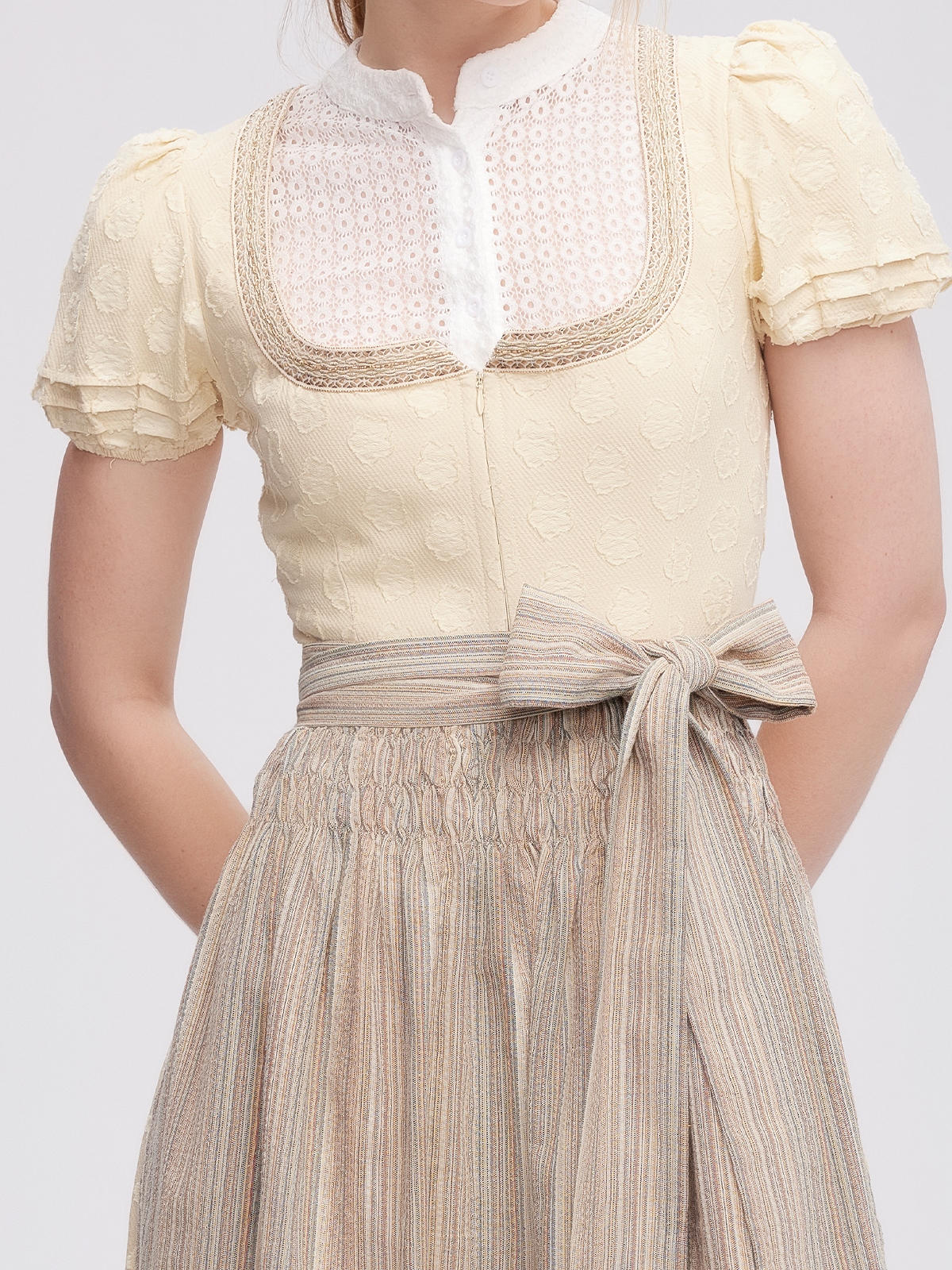Elegantes gelbes Leder Dirndl