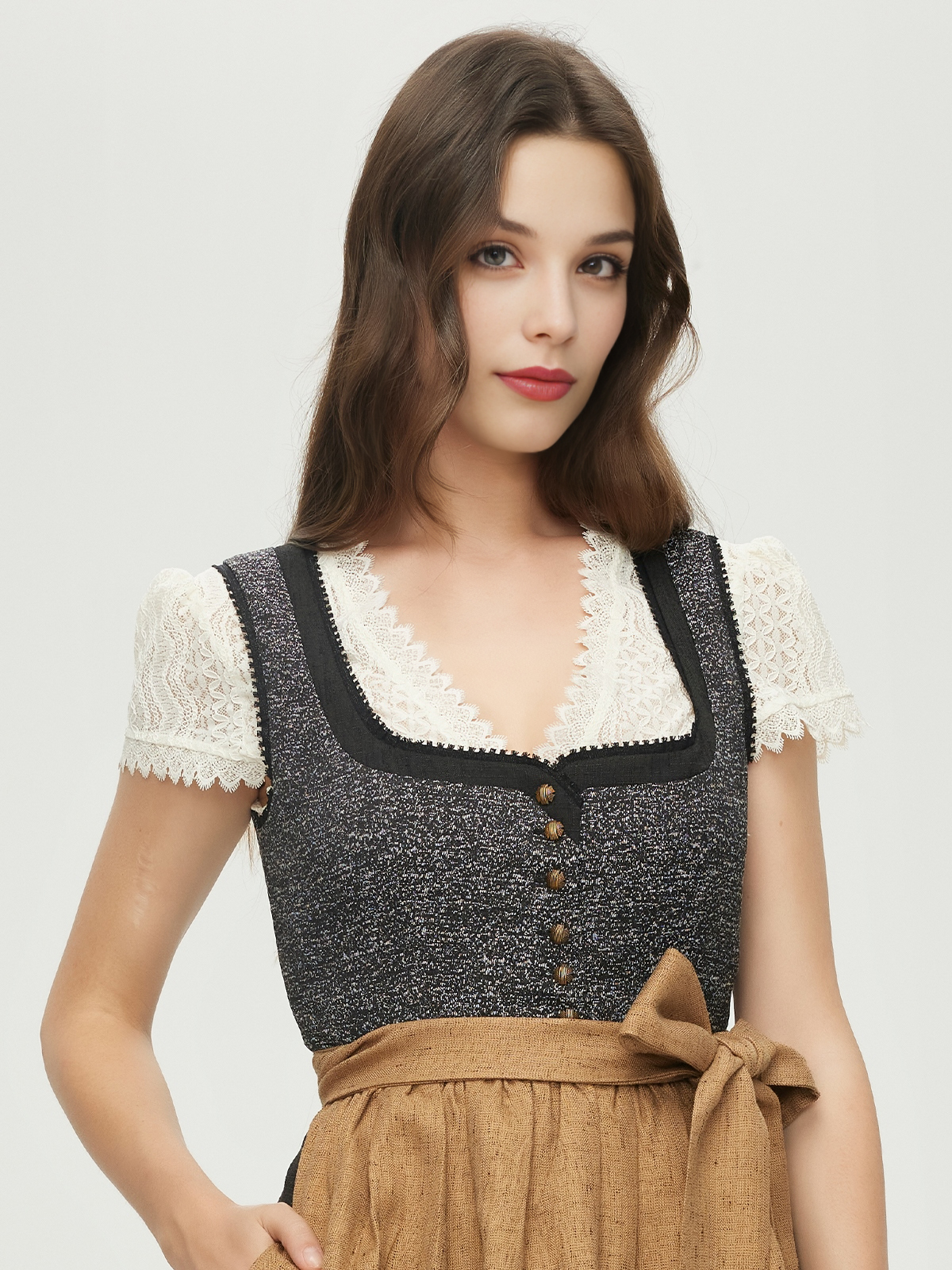 Dunkelblaues Dirndl mit traditioneller Schürze