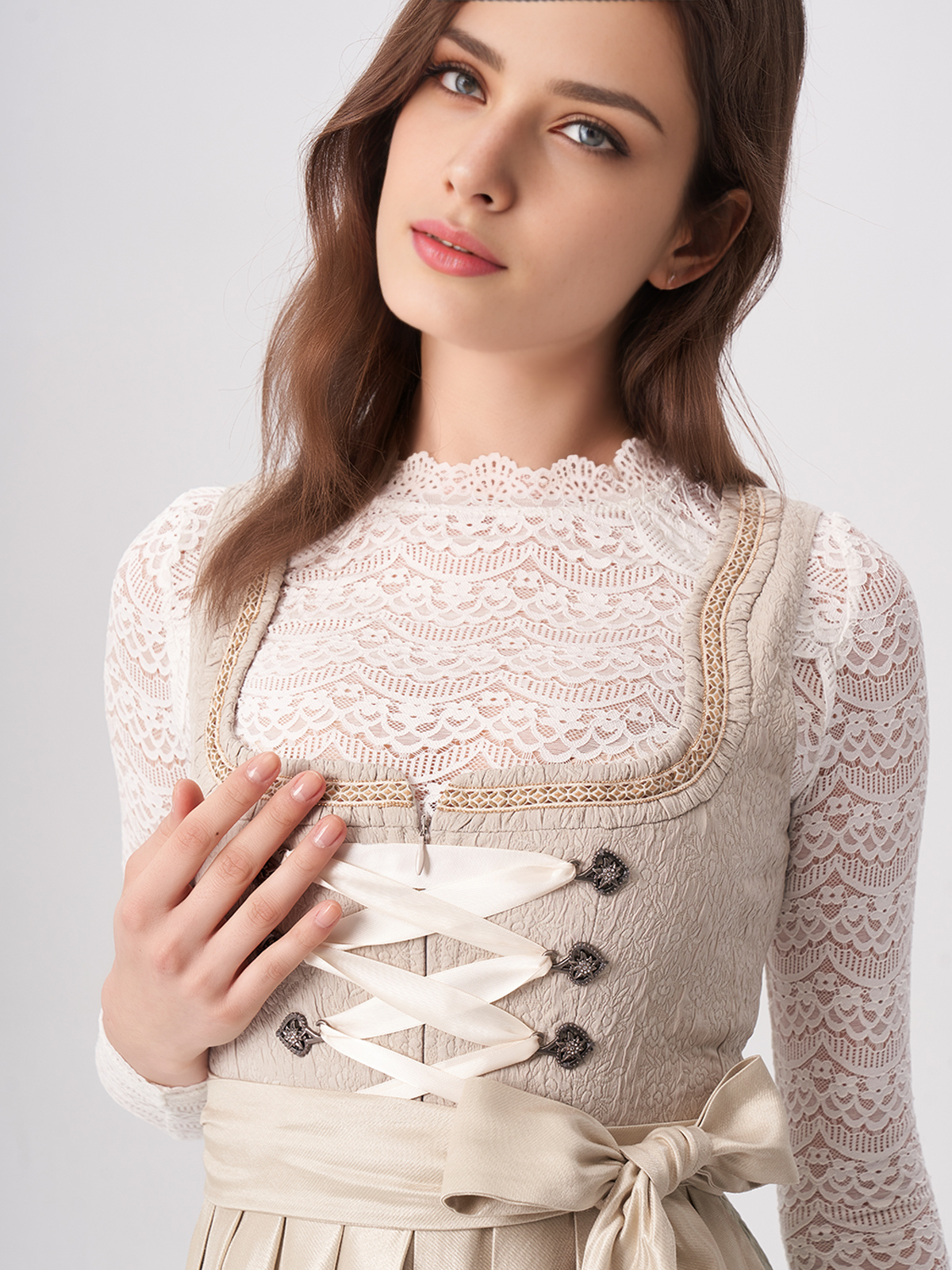 Dirndl in Beige – zeitlose Eleganz
