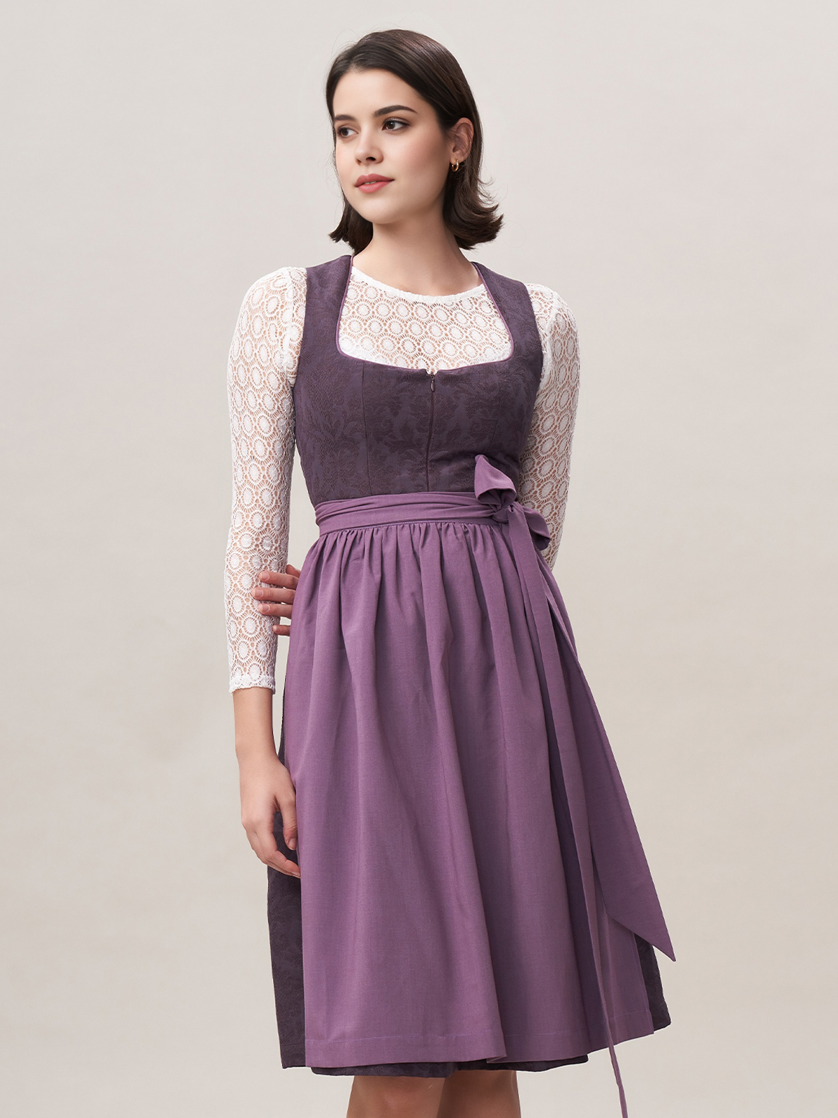Dirndl in Flieder – feminin und stilvoll
