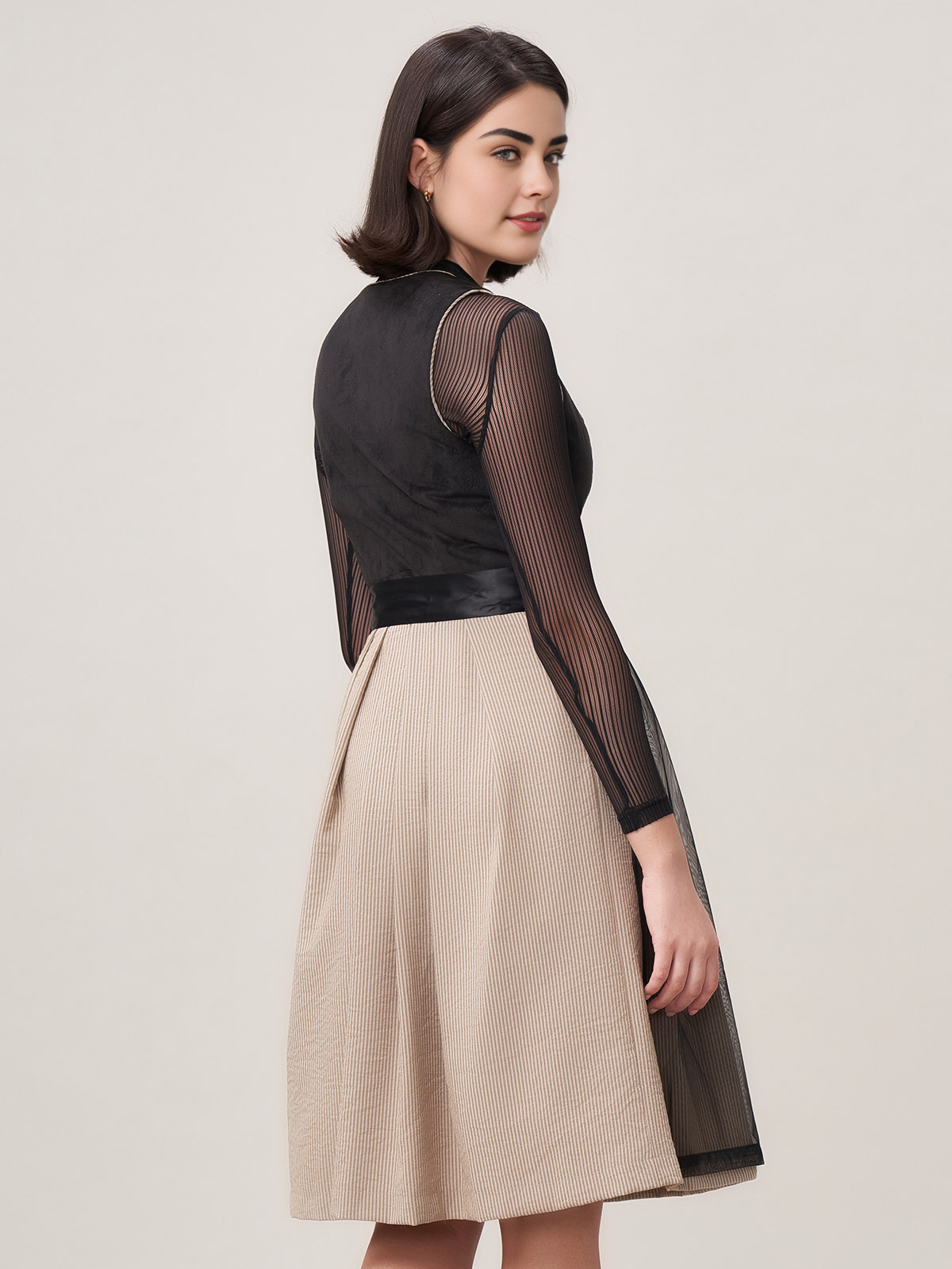 Modernes schwarzes Dirndl von Amuse Liebe
