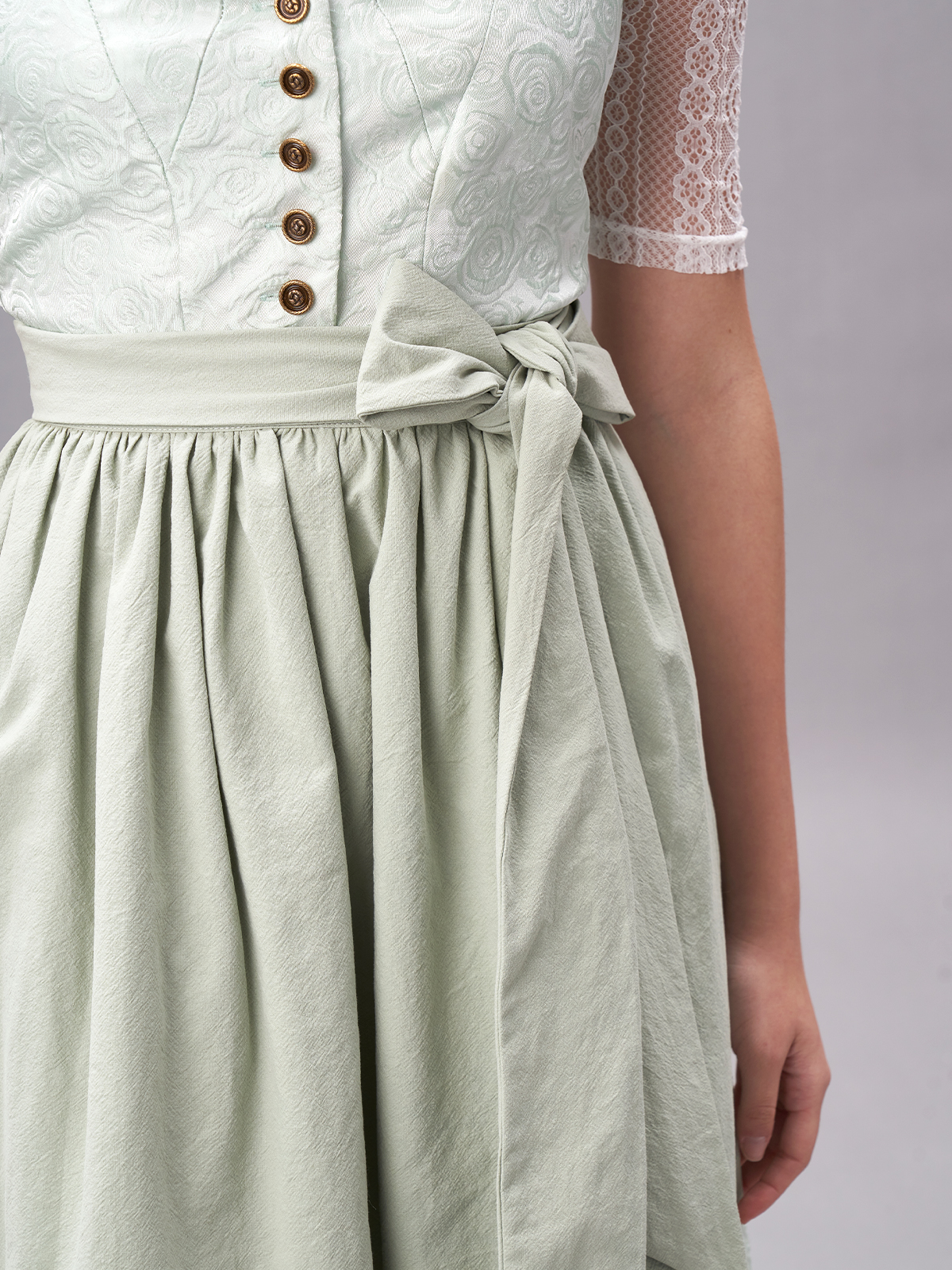 Rosa Dirndl mit Glitzer in einem festlichen Setting