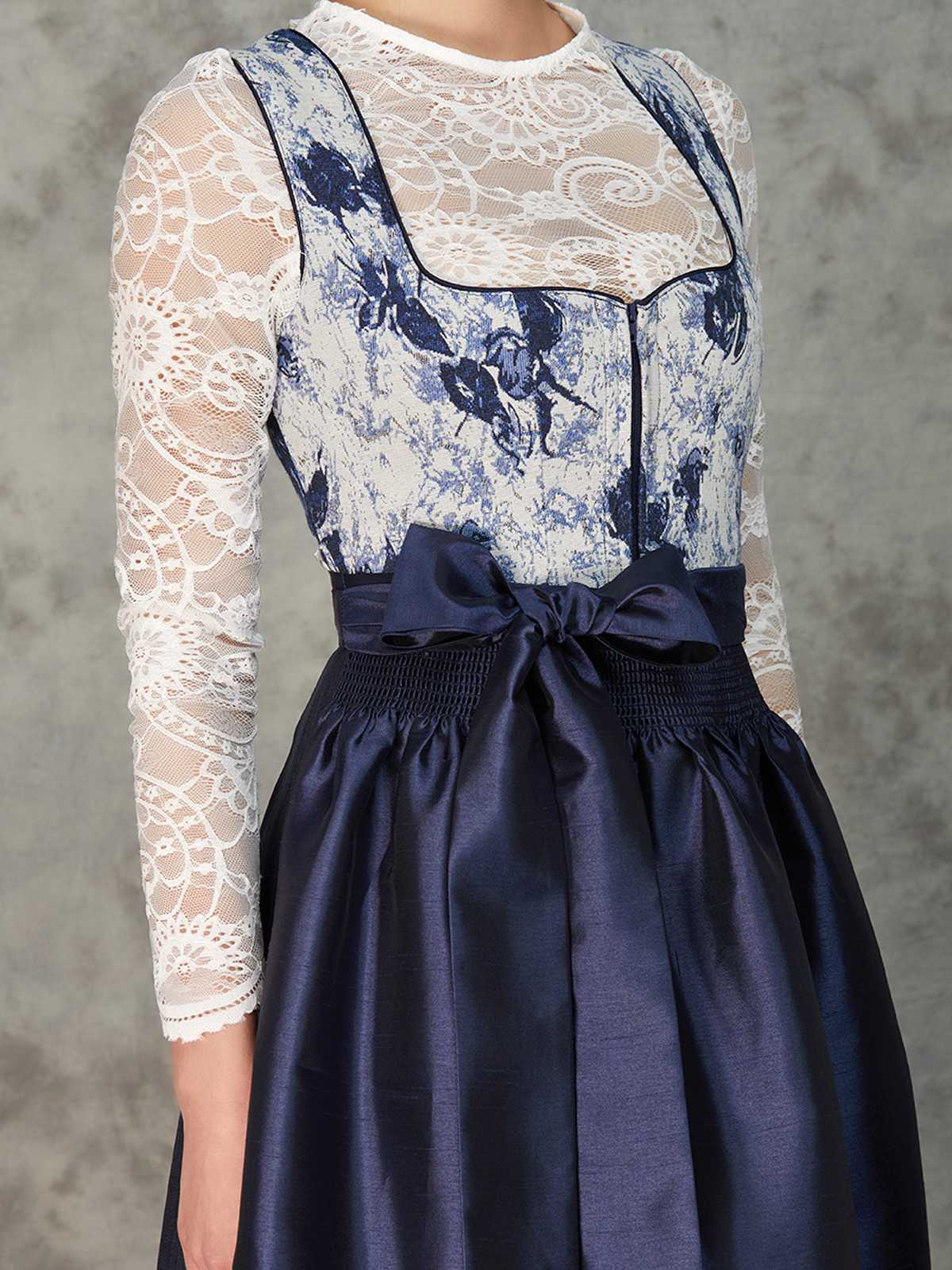 Moderner Dirndl-Stil in Blau