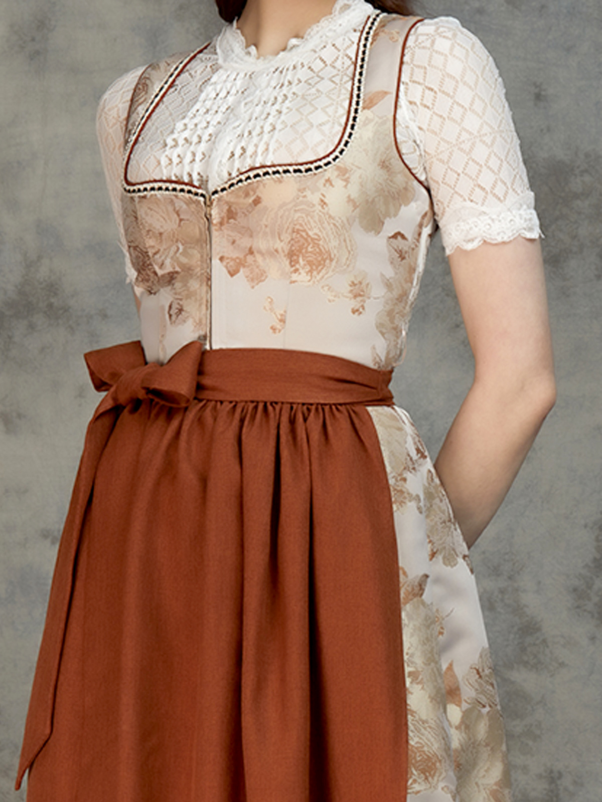Dirndl in Braun – ein klassischer Look für jeden Anlass