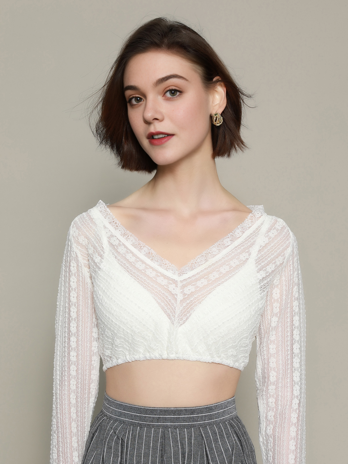 Romantisches Rosen Dirndl mit weißer Bluse