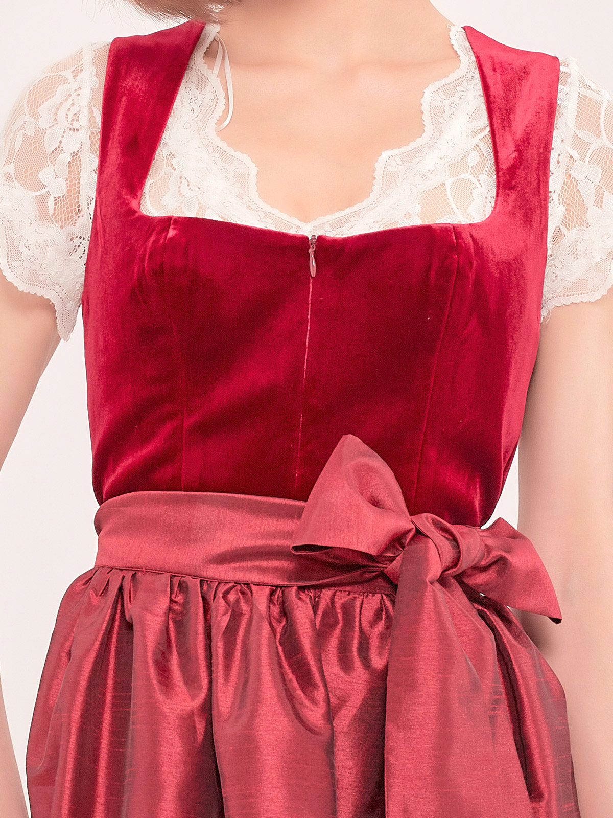 Dirndl 98 in Rot – ein Blickfang für jeden Anlass