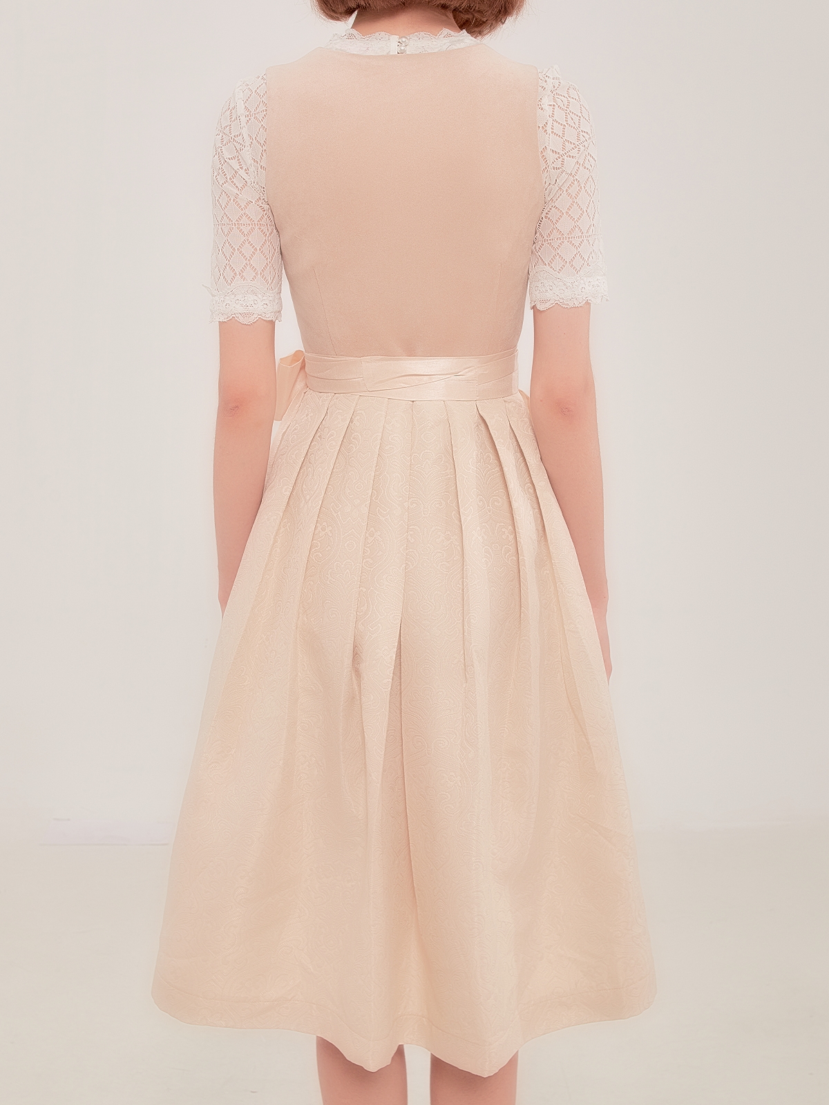 Beige Dirndl mit tieferem Ausschnitt