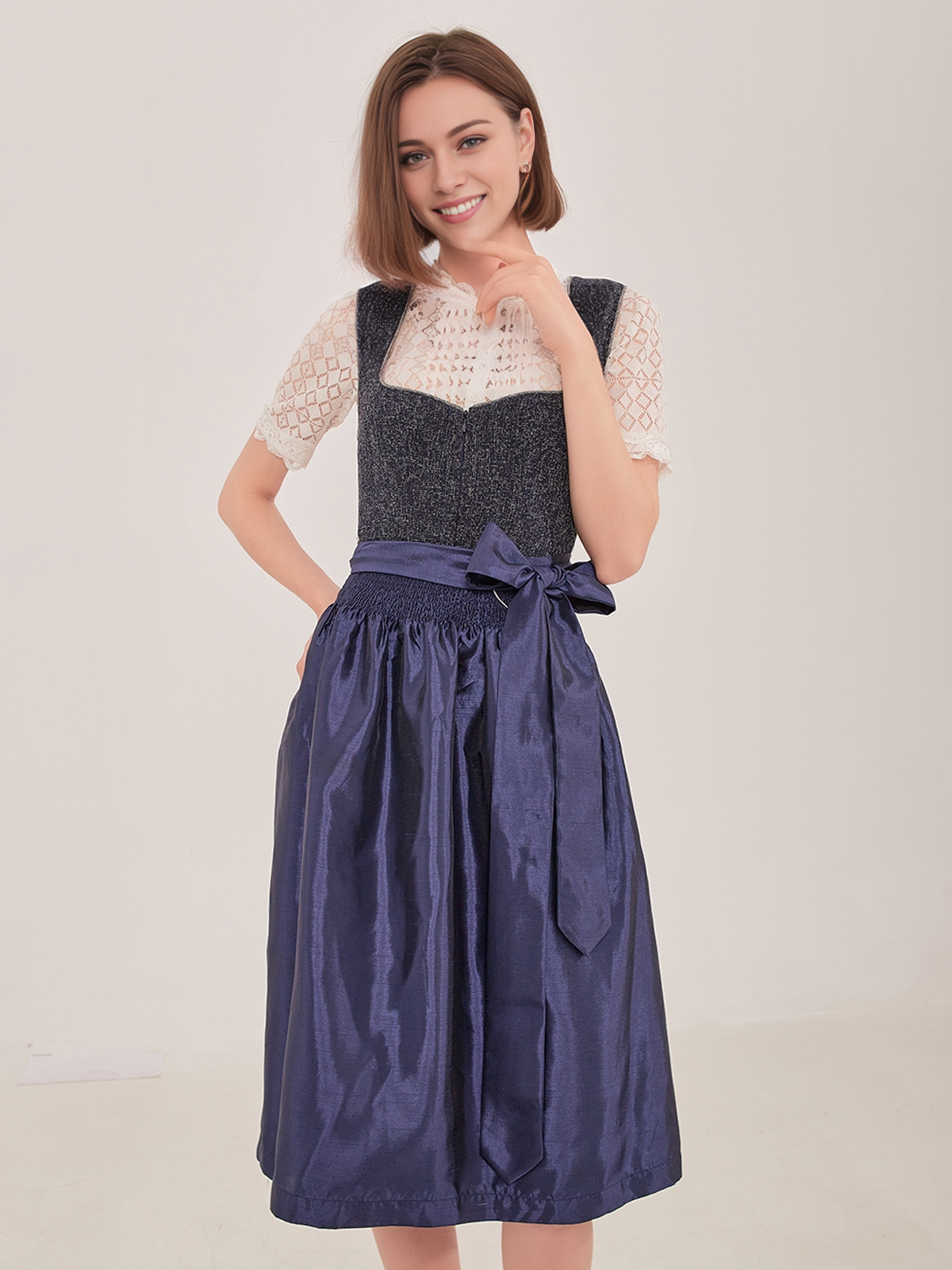Modernes Dirndl in Blau – perfekt für blonde Haare