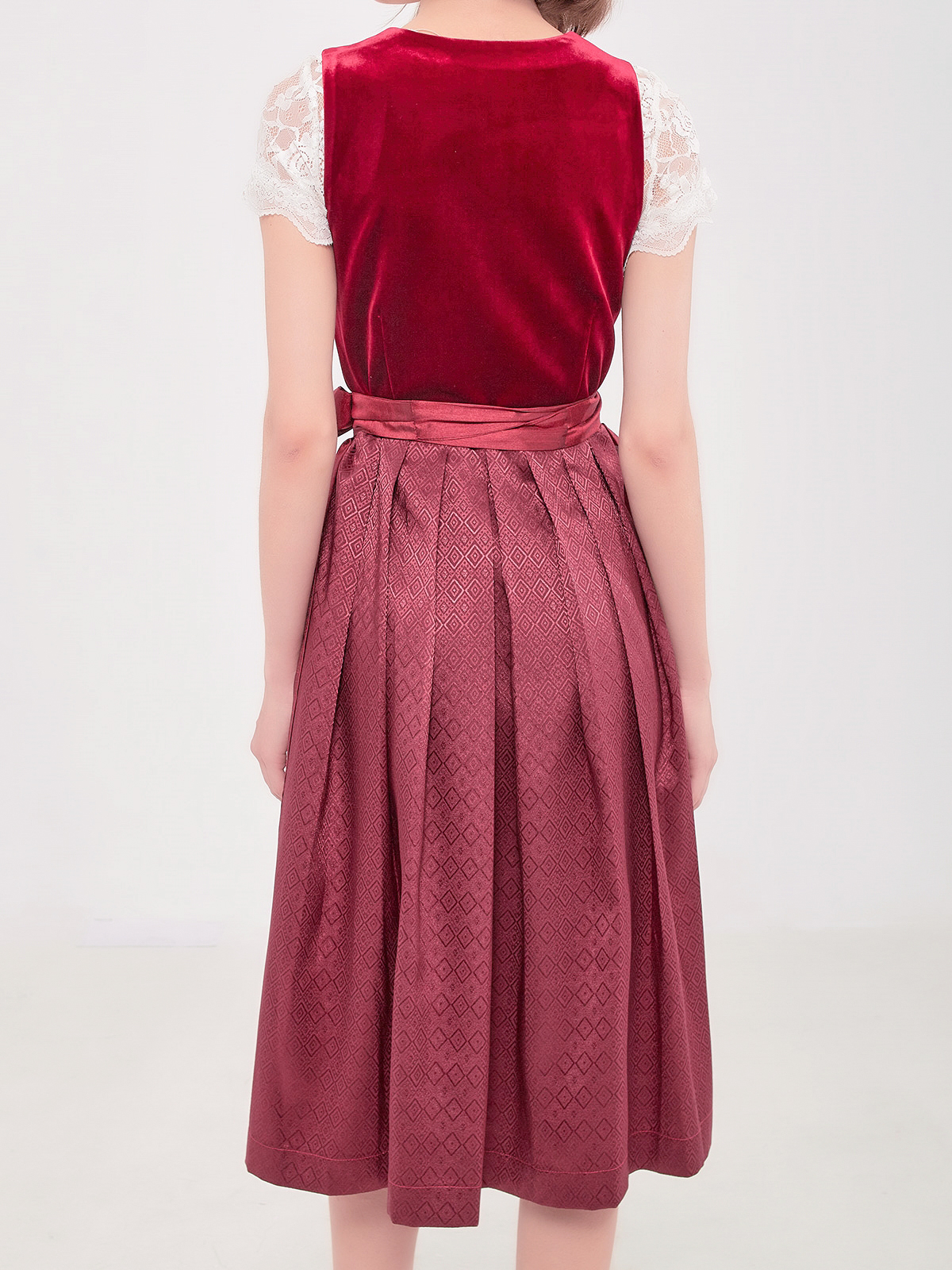 Dirndl in Rot mit traditioneller Schürze