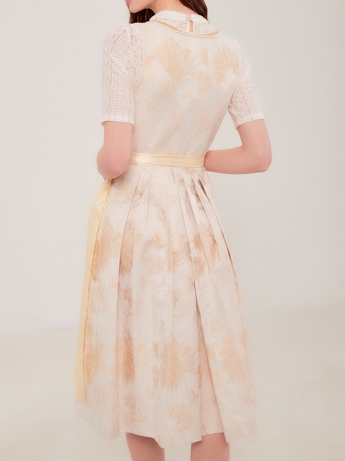 Dirndl in Eisblau – feminin und modern