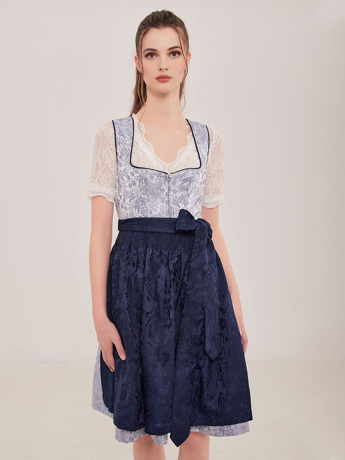 Elegantes dunkelblaues Samt-Dirndl mit floralen Details