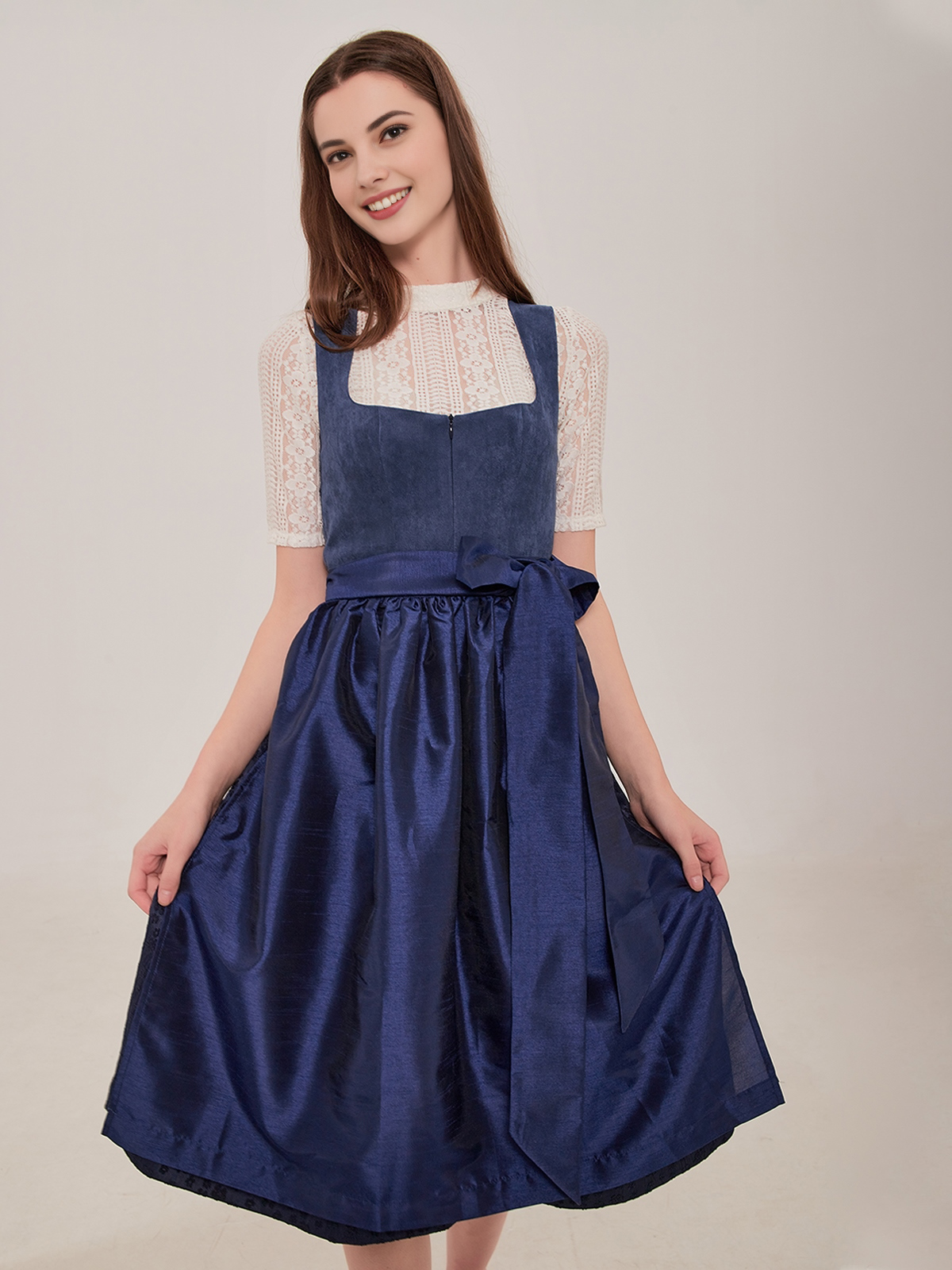 Graues Samt-Dirndl mit blauer Schürze