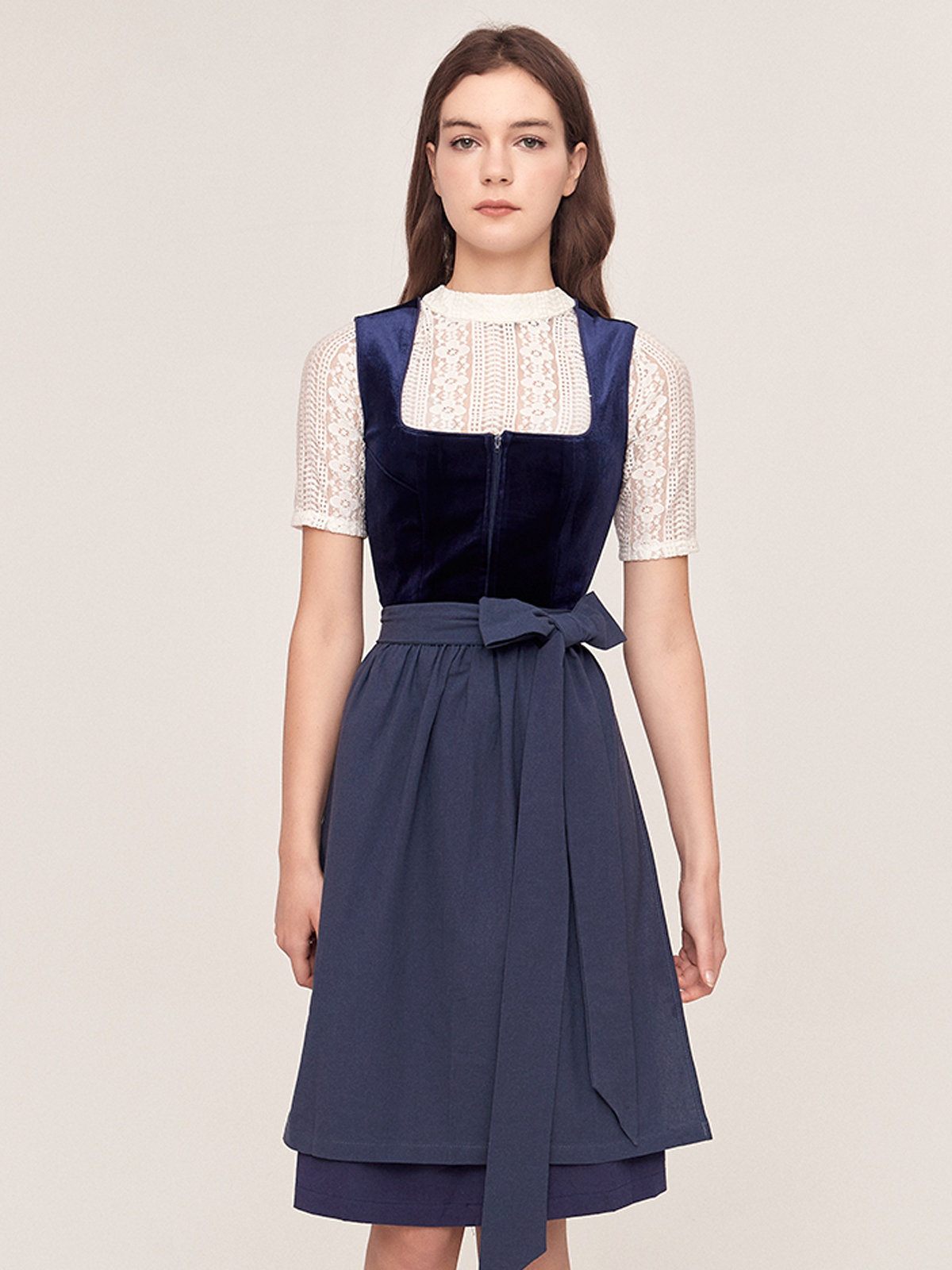Elegantes blaues Dirndl