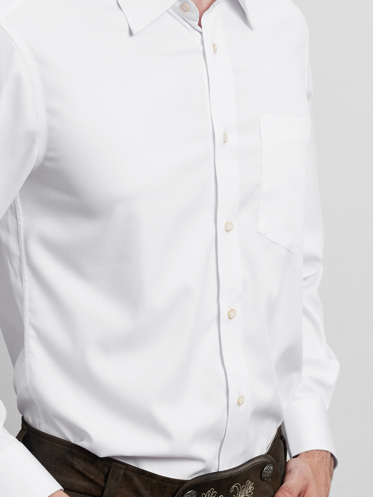 Modernes Dirndl mit elegantem Ausschnitt