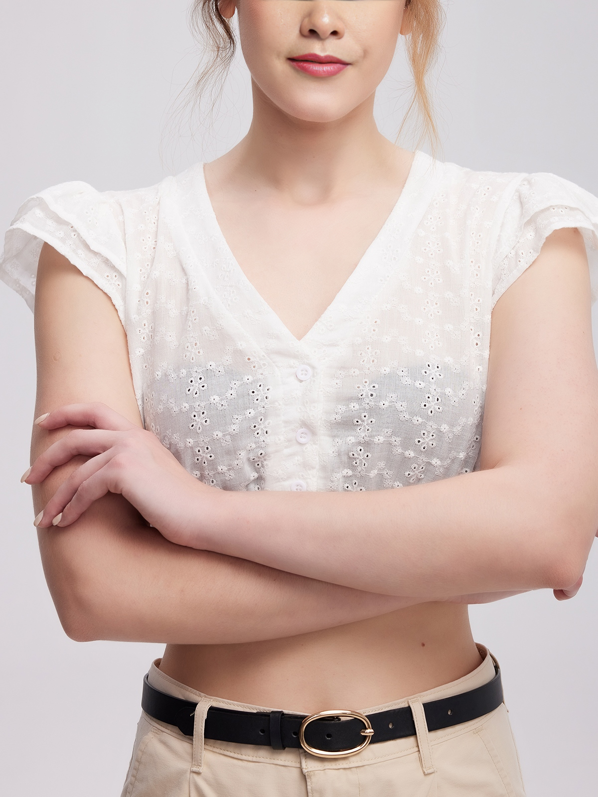 Traditionelle weiße Dirndlbluse mit Spitzendetails