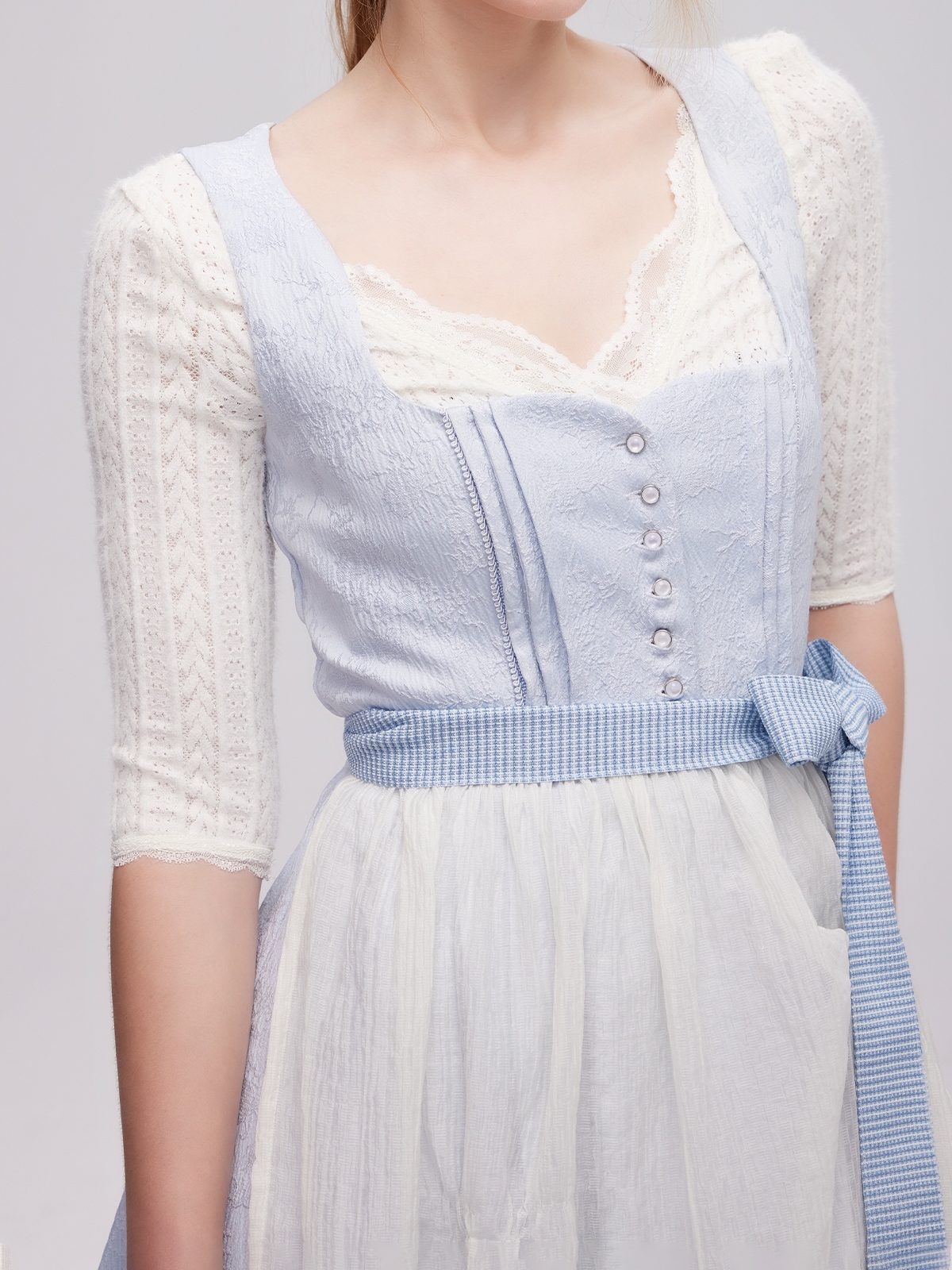 Modernes blaues Dirndl mit floralen Details