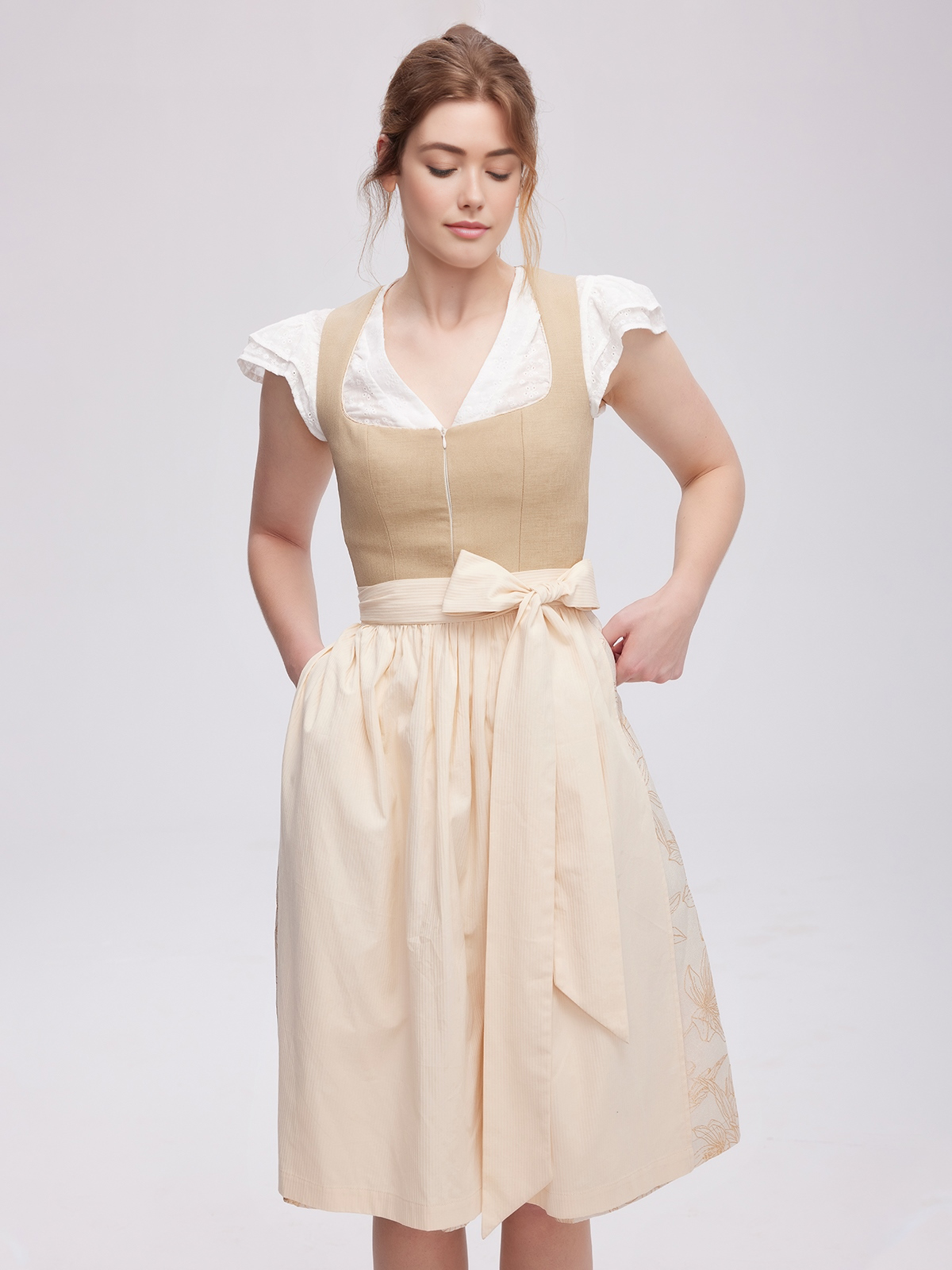 Ein elegantes 70 cm Dirndl in Braun mit traditioneller Stickerei