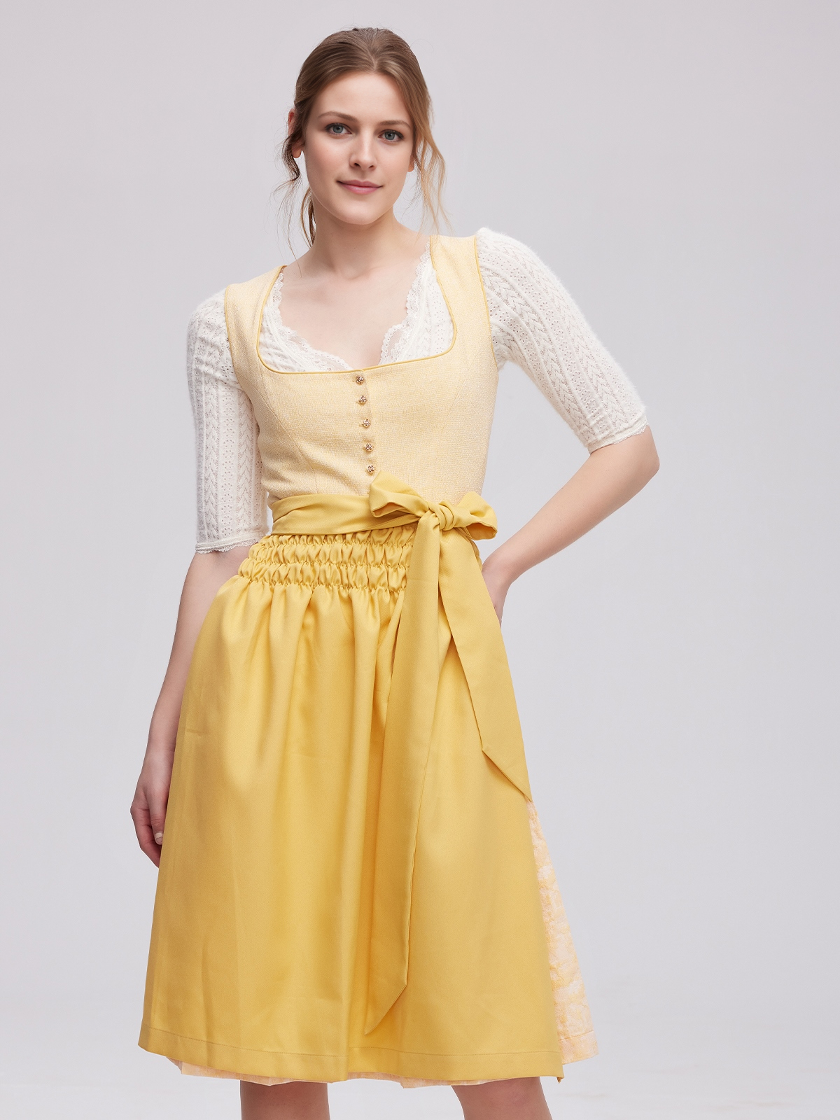 Luxuriöses gelbes Samt Dirndl mit aufwendiger Stickerei