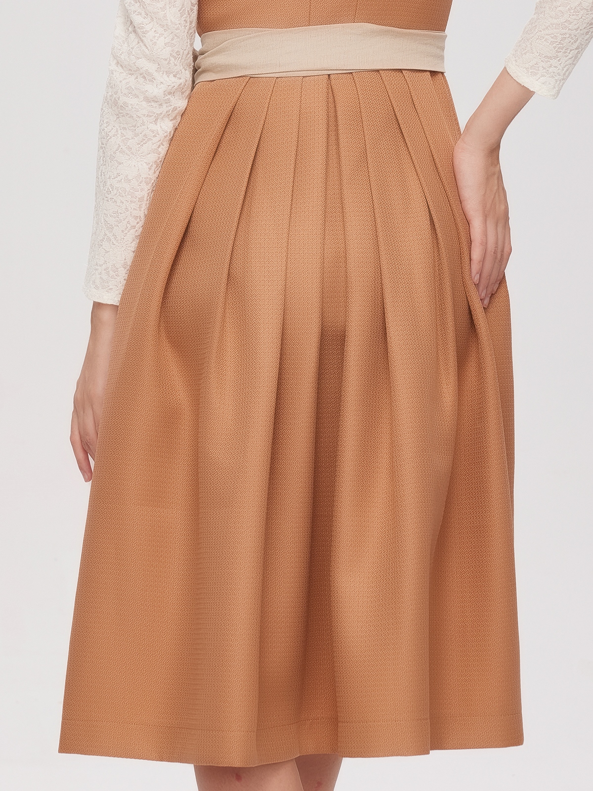 Dirndl mit orangefarbener Bluse