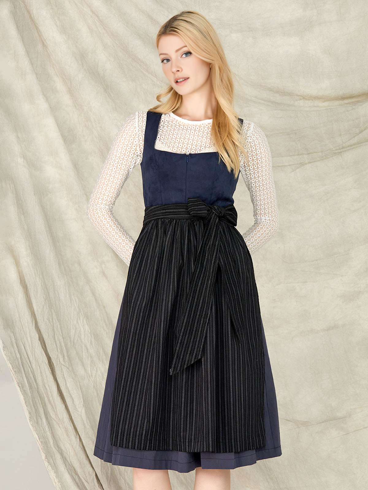 Modernes Samtdirndl in Blau mit floralen Akzenten