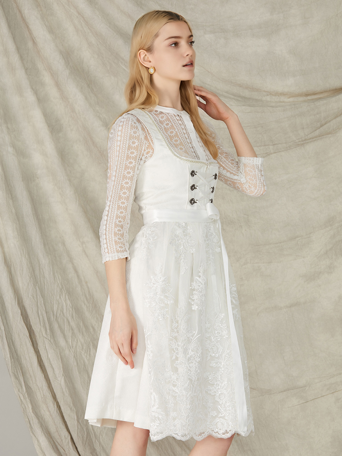 Graues Dirndl mit weißer Schürze