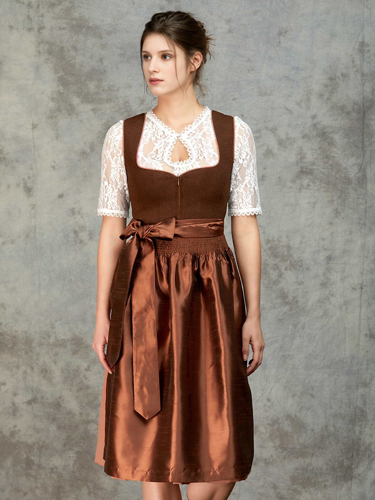 Moderne Dirndl in Braun – perfekt für den urbanen Stil