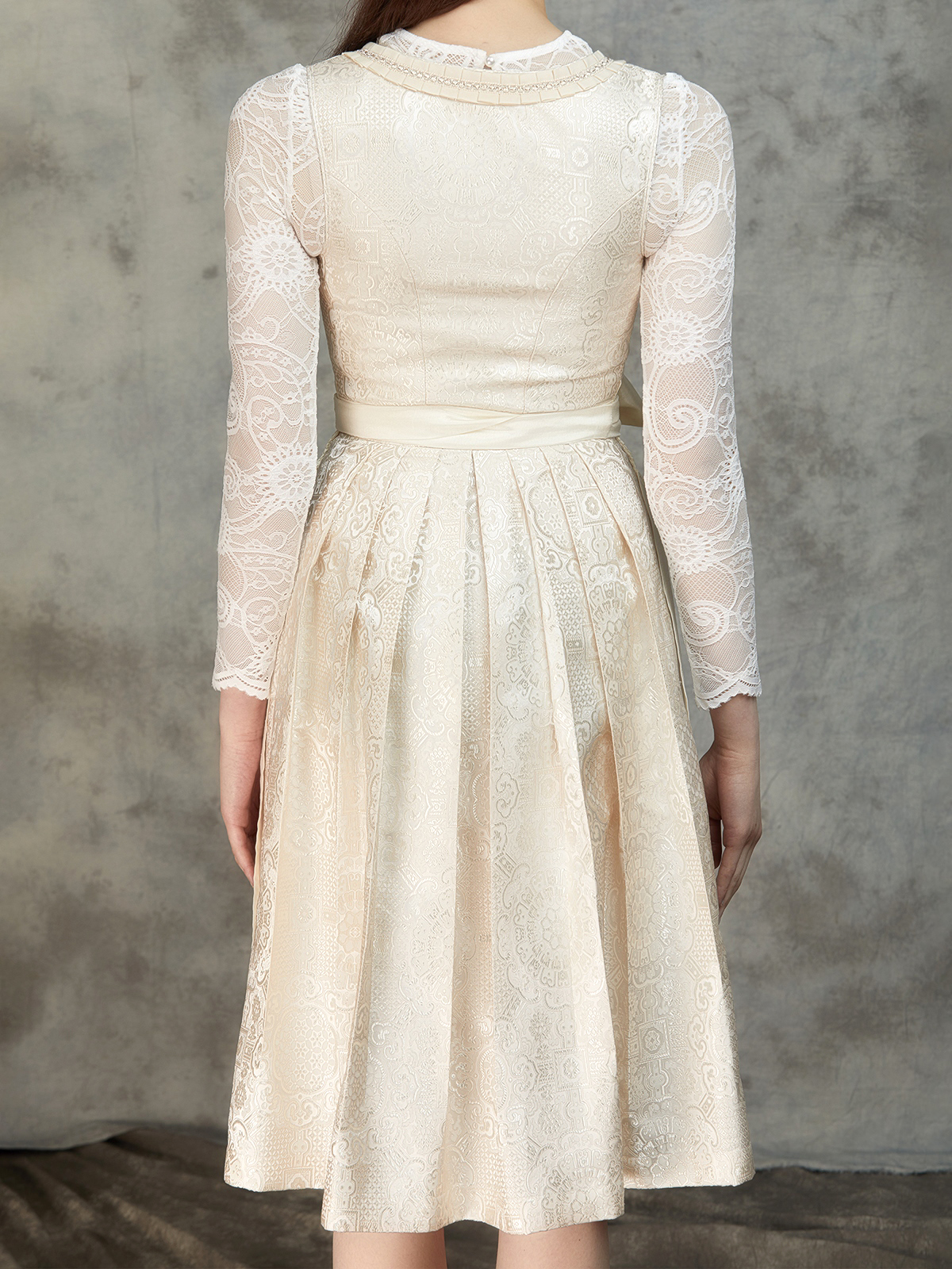 Dirndl mit elegantem Ausschnitt