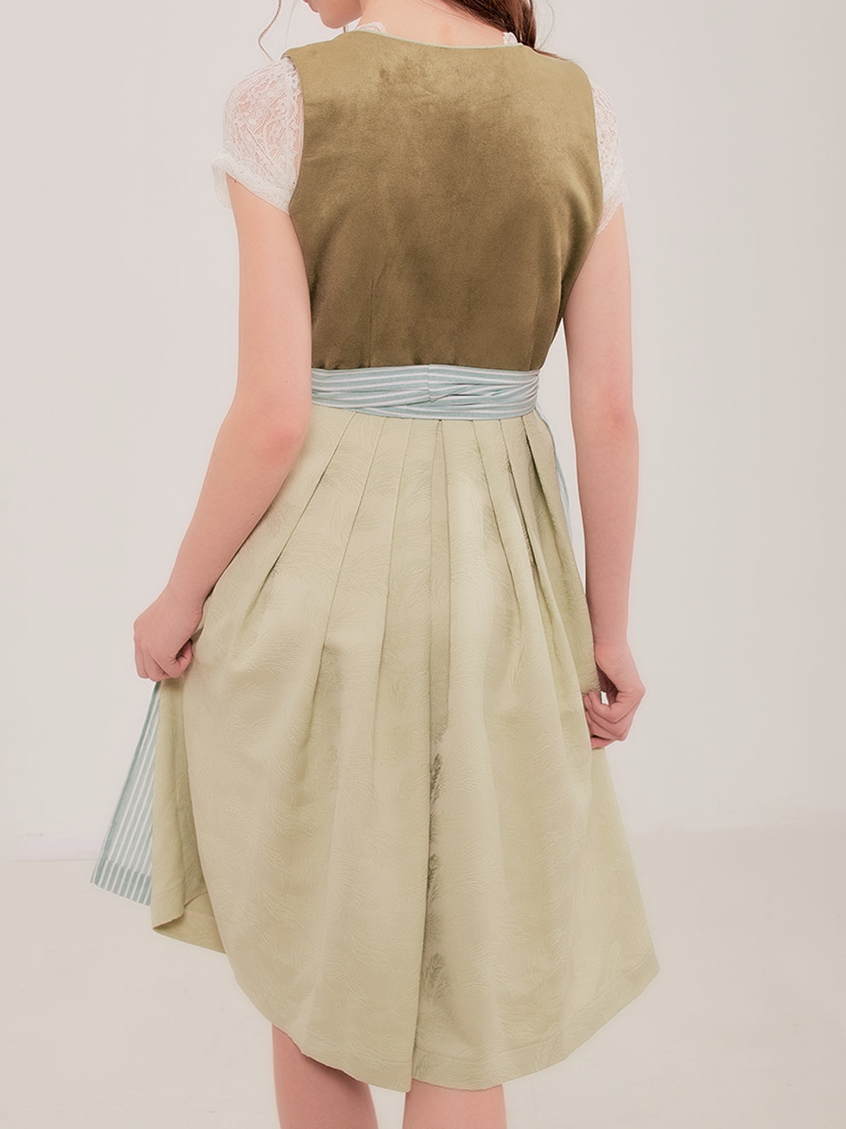 Modernes Dirndl in Grün mit taillierter Silhouette