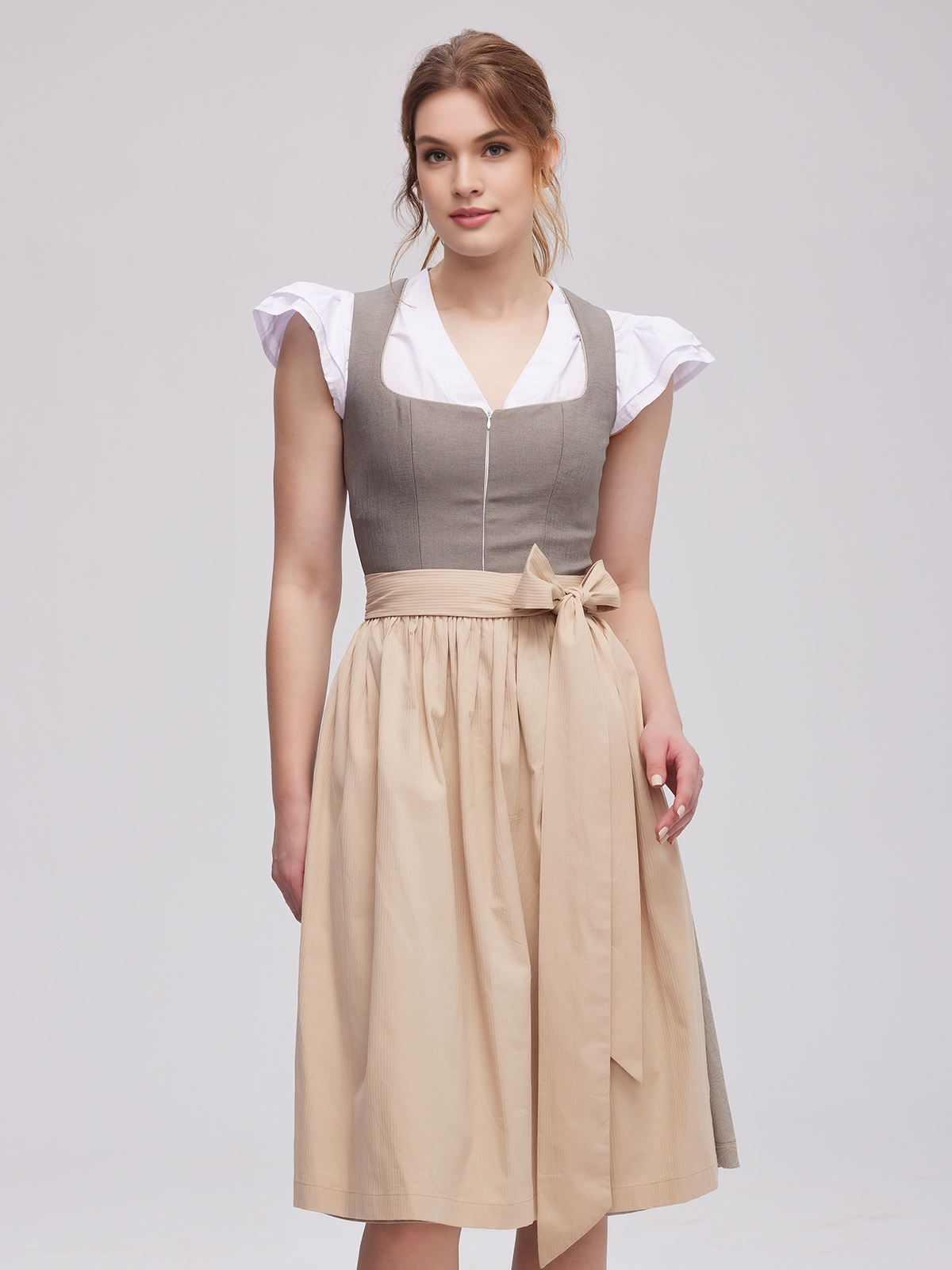 Modernes Dirndl mit Hakenverschluss