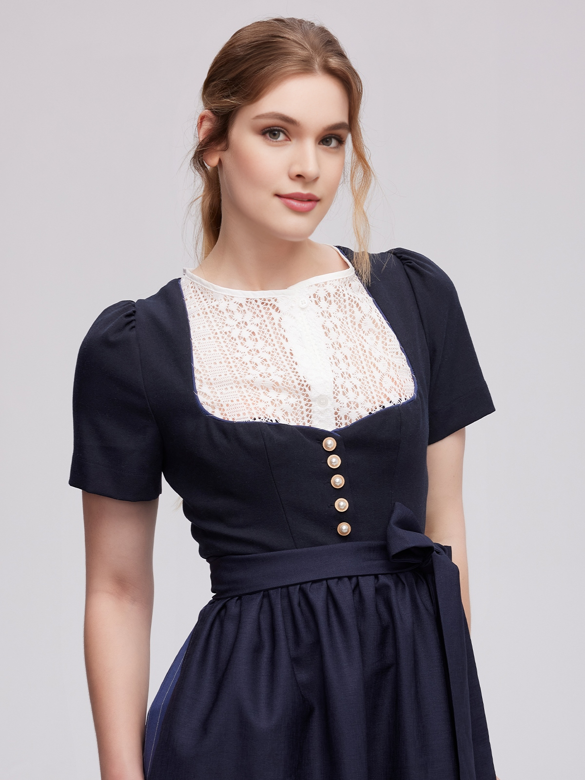 Modernes Dirndl in Blau – perfekt für den urbanen Style
