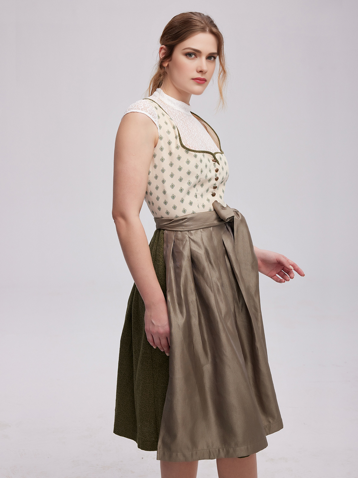 Ein stilvolles dunkelblaues Herrenhemd in Kombination mit einer gelben Dirndl-Schürze