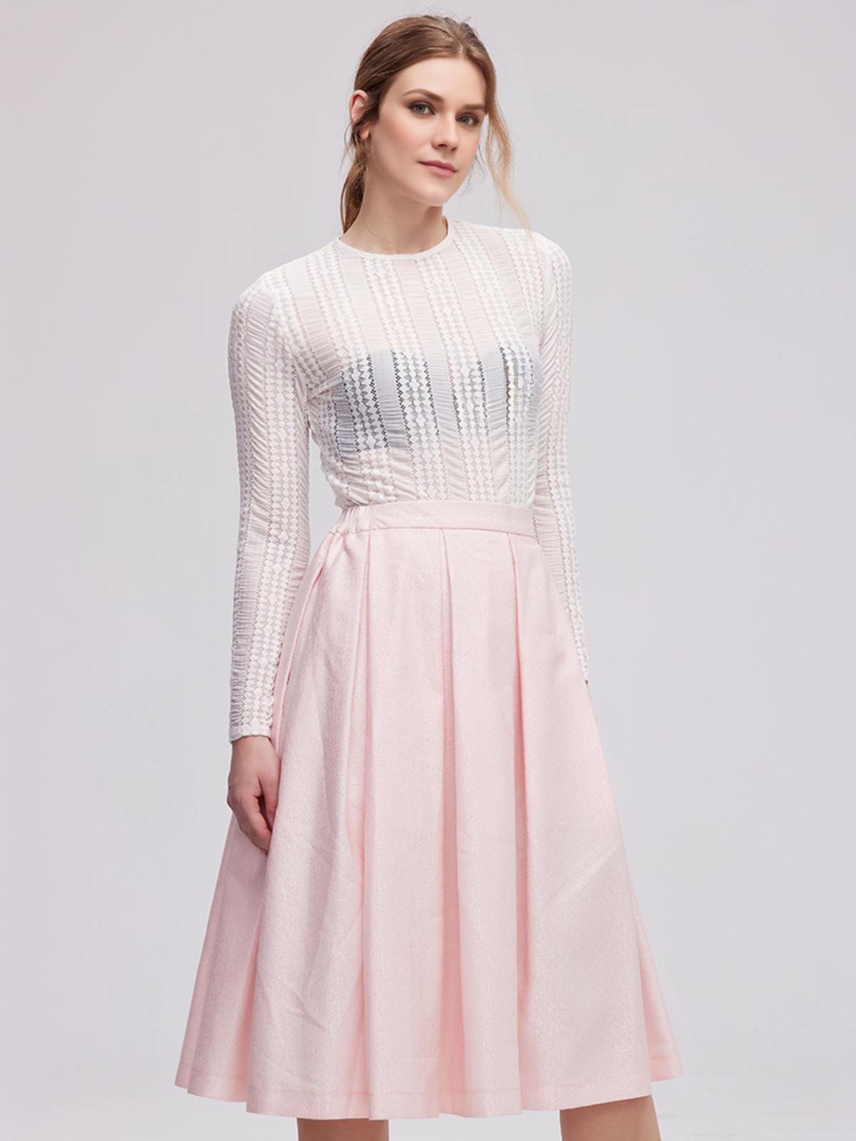 Modernes Dirndl in Rosa mit schlankem Schnitt