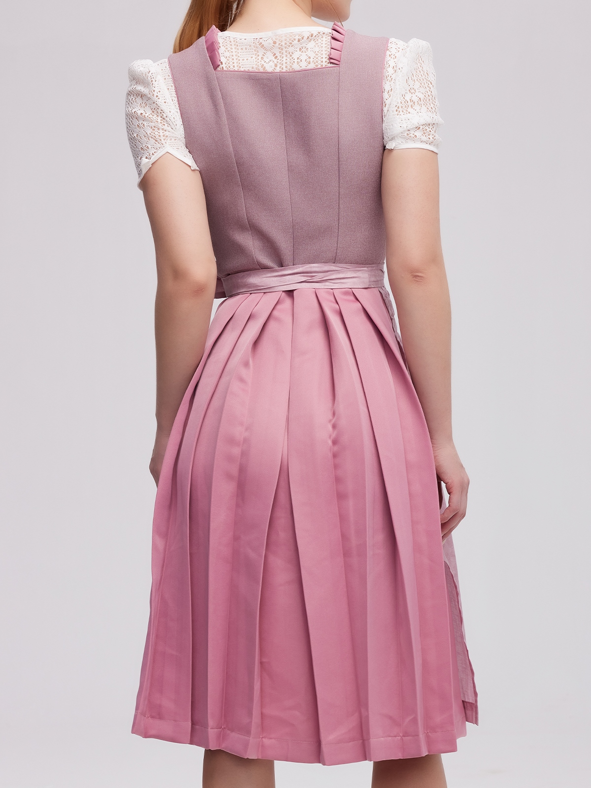 Samt Dirndl Schwarz – Eleganz in Perfektion