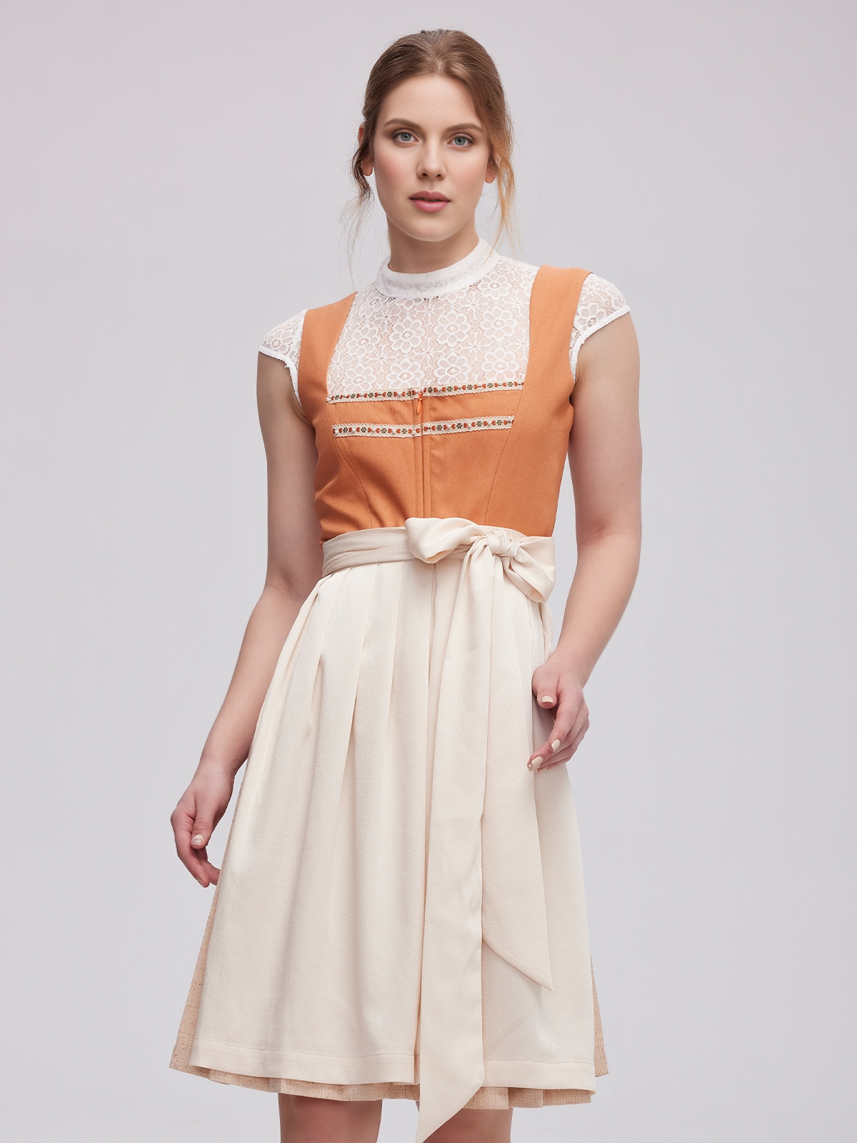 Dirndlbluse lang in Orange – ein Blickfang für jeden Anlass