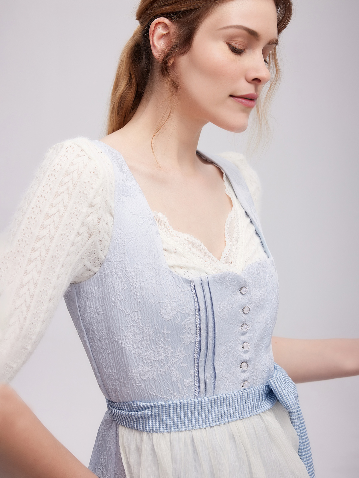 Dirndl in smaragdgrünem Samt