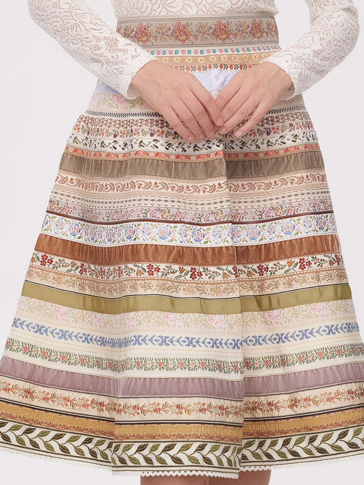 Modernes Dirndl in Beige