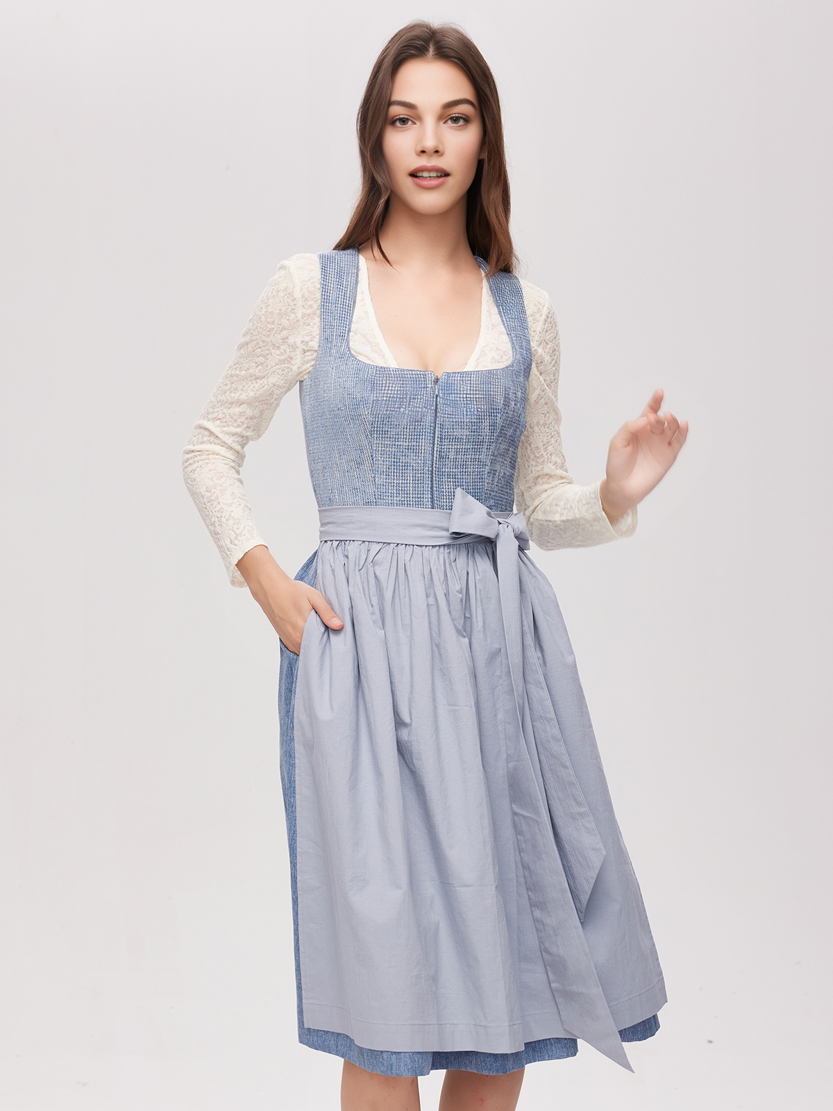 Dirndl Braun Samt in eleganter Pose