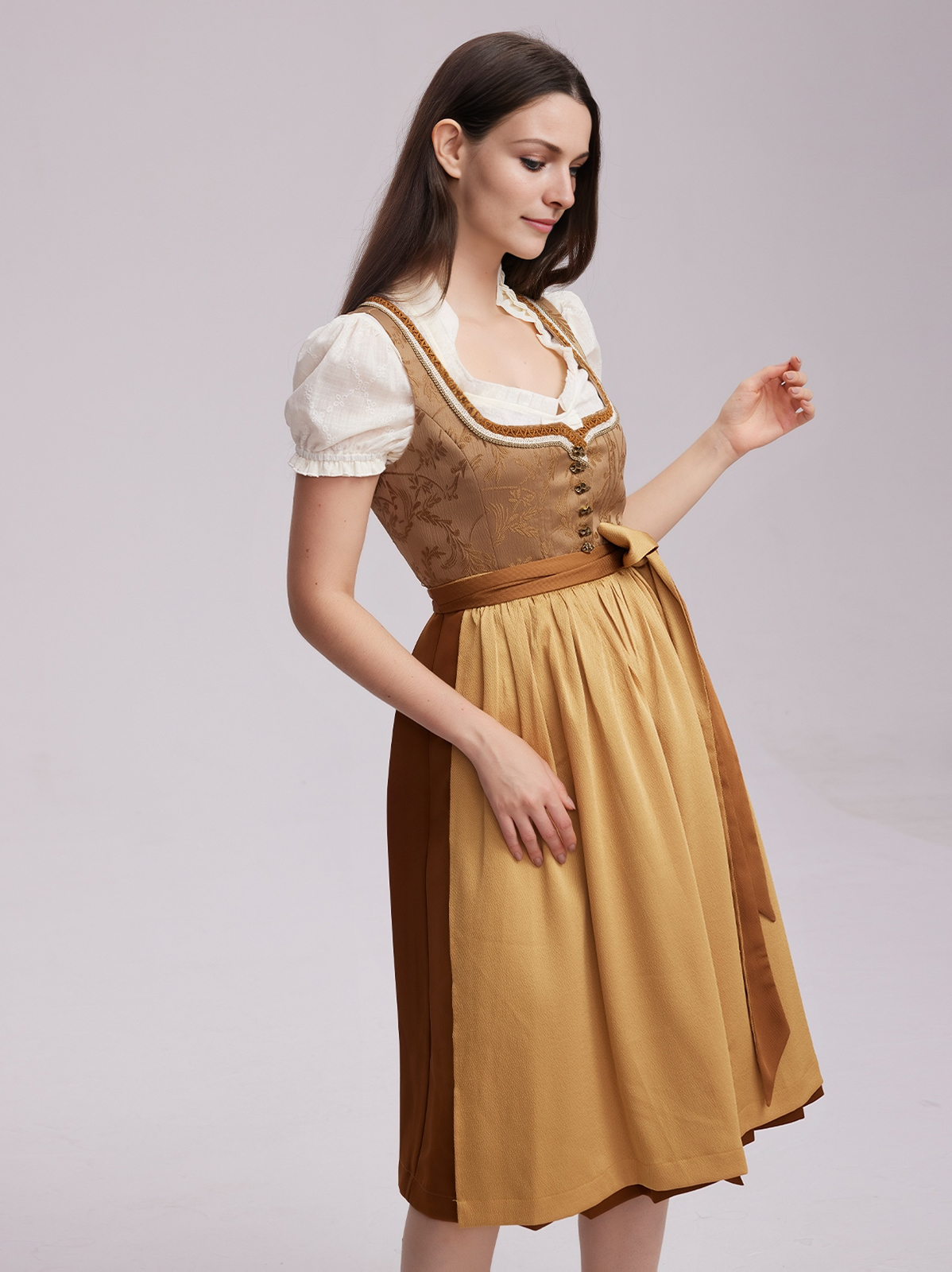 Modernes Dirndl in Gelb mit floralen Akzenten