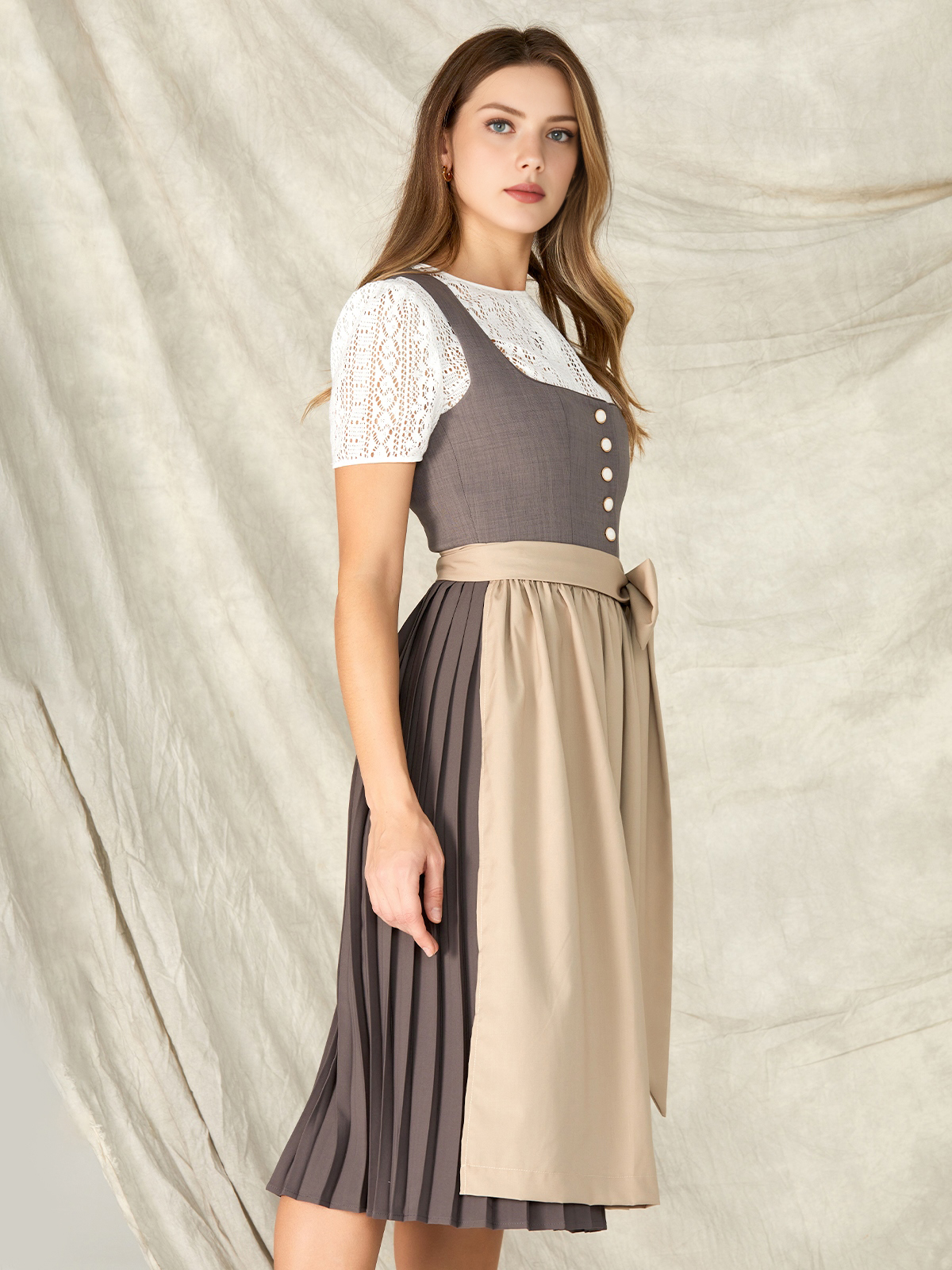 Dunkelrote Dirndlbluse mit traditionellem Design