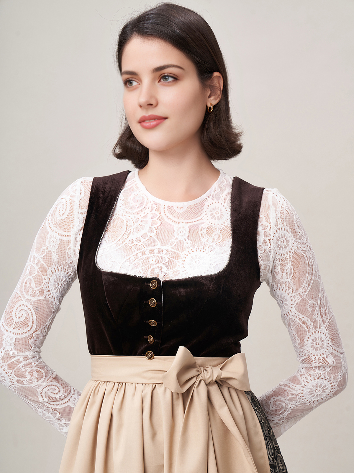 Beige Dirndlbluse mit klassischem Schnitt