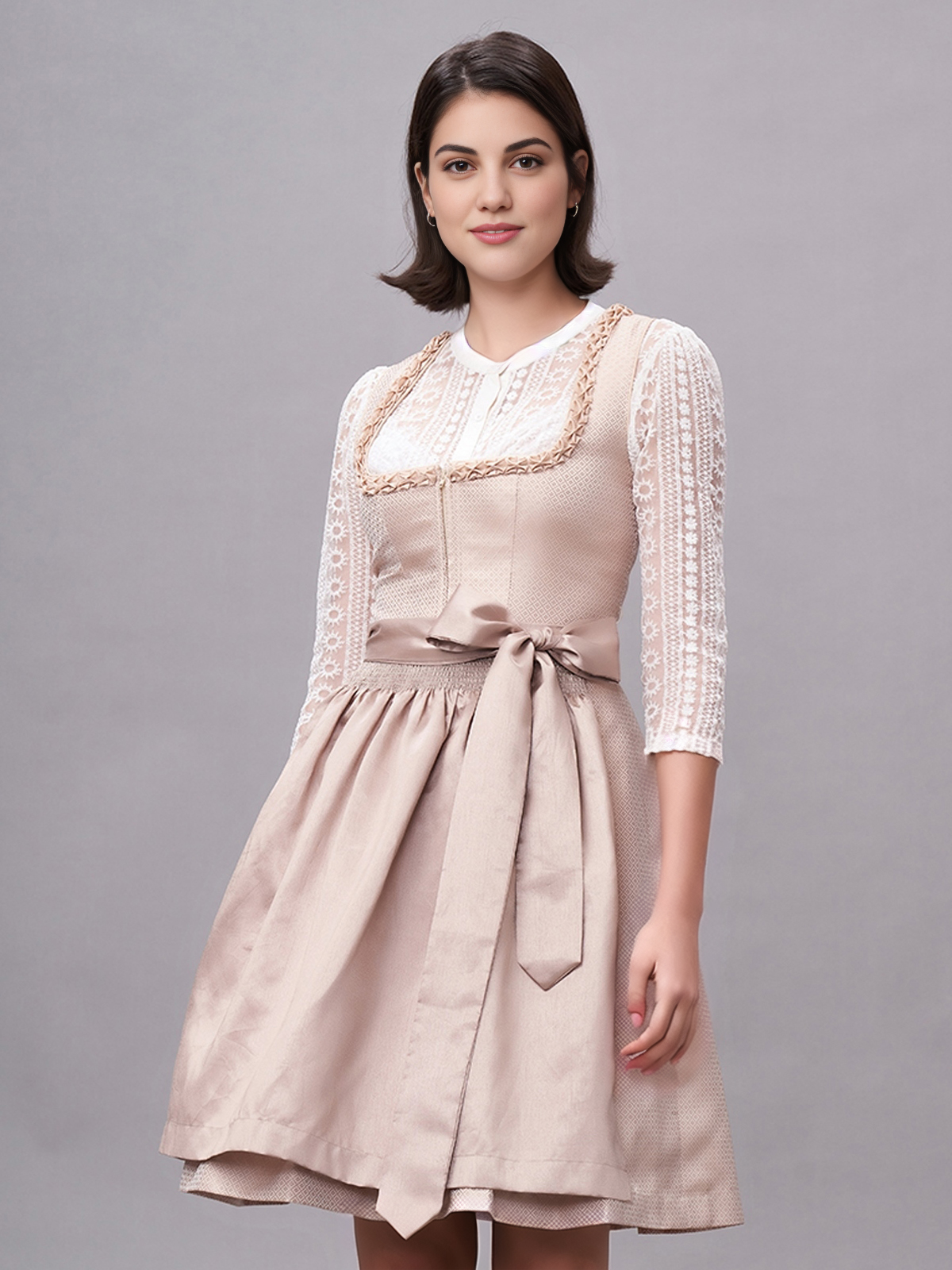 Dirndl mit Spitzenbluse und V-Ausschnitt