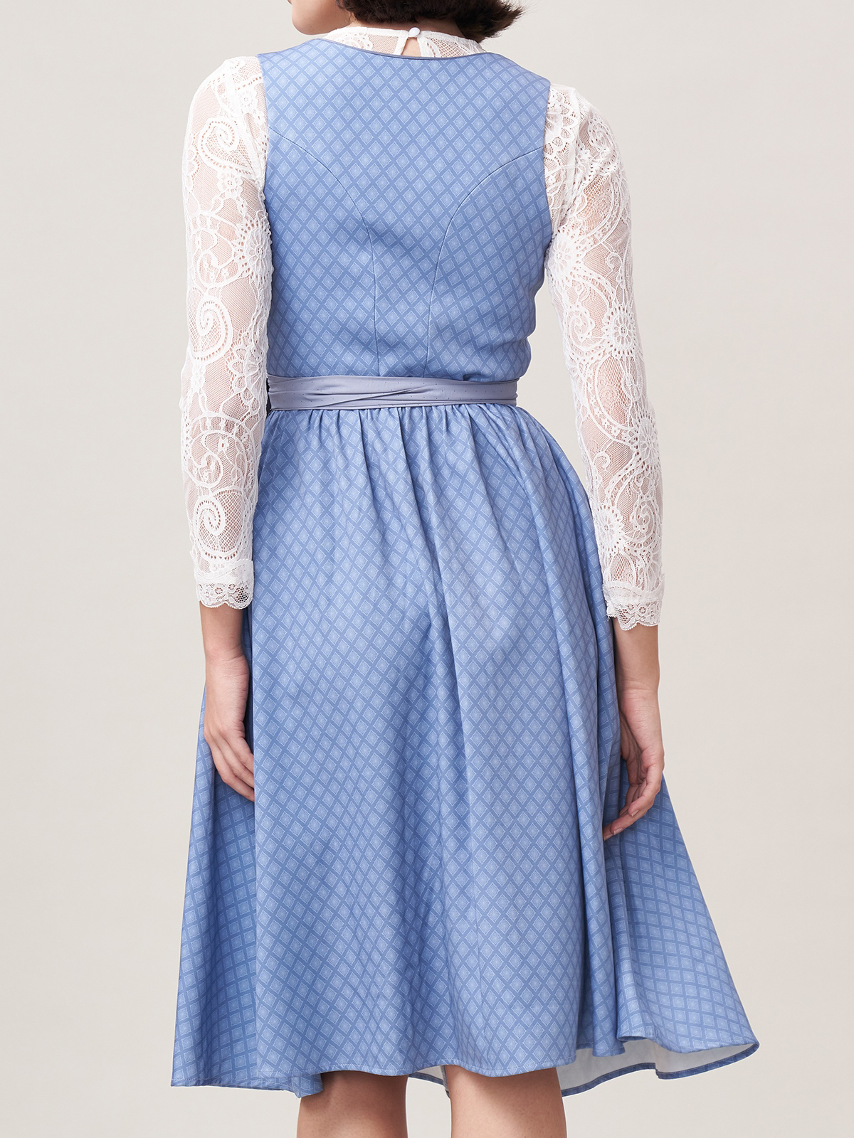 Dirndl mit blauem Ausschnitt
