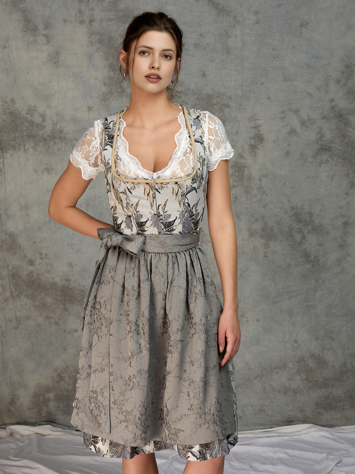 Dunkelrotes Dirndl mit grauem Schürzenband