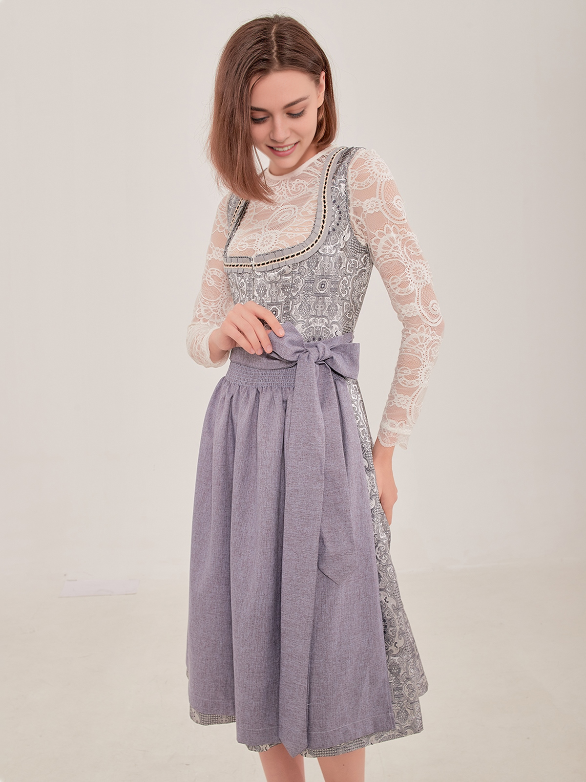 Modernes Dirndl in Grau