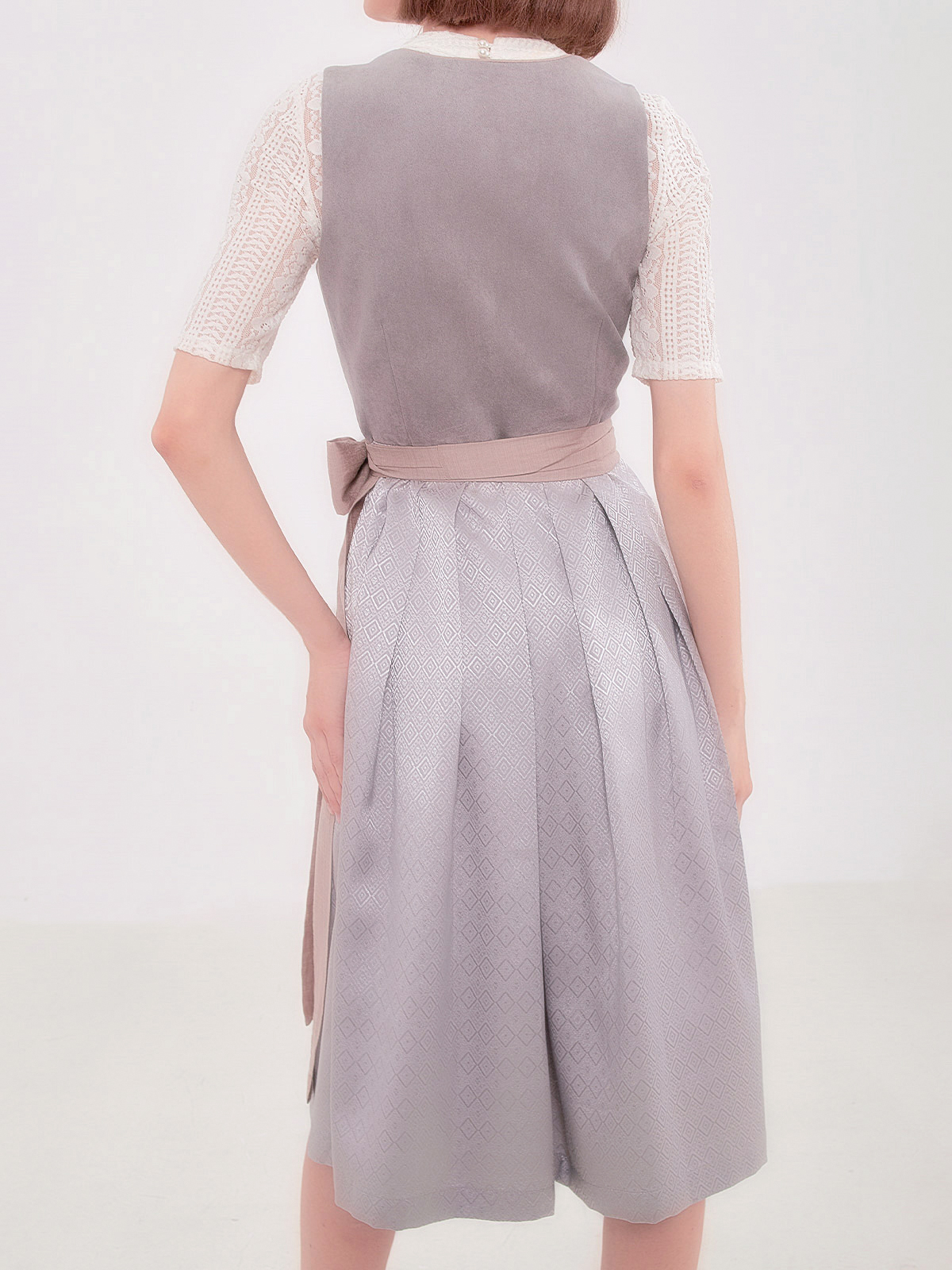 Dirndl in Grau – Eleganz in Blautönen
