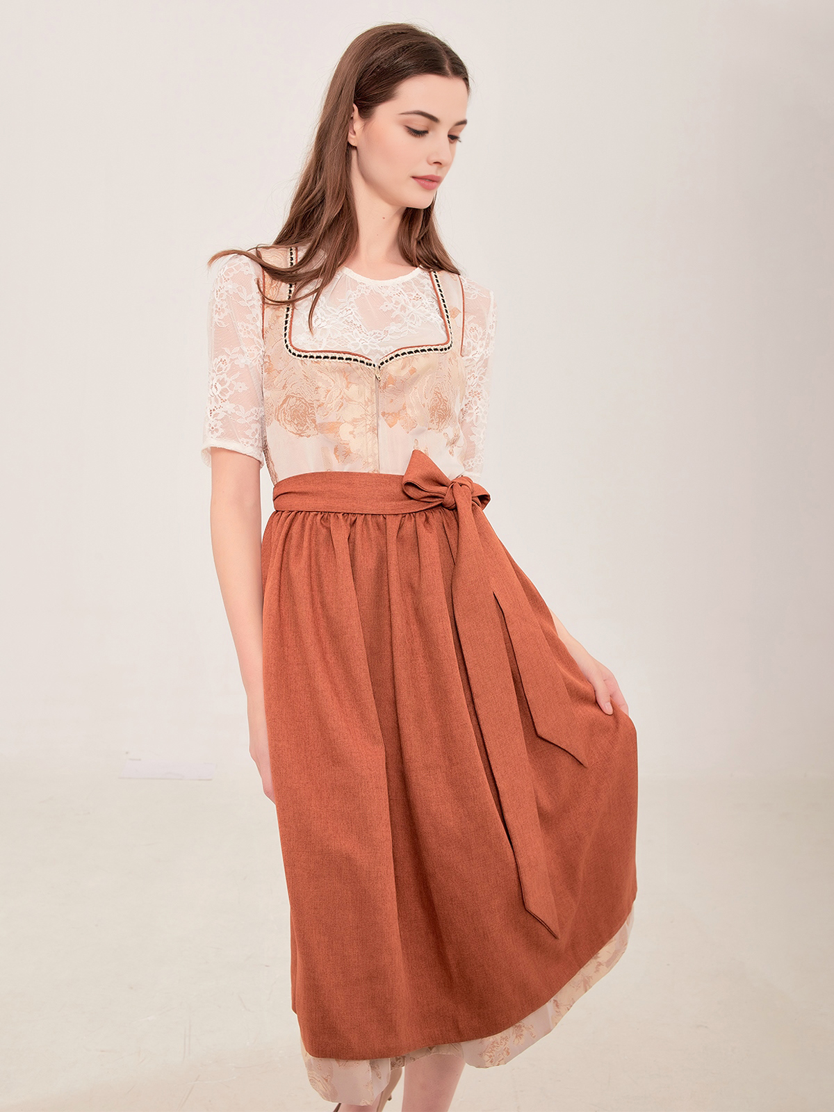 Dirndl in Braun – zeitlose Eleganz