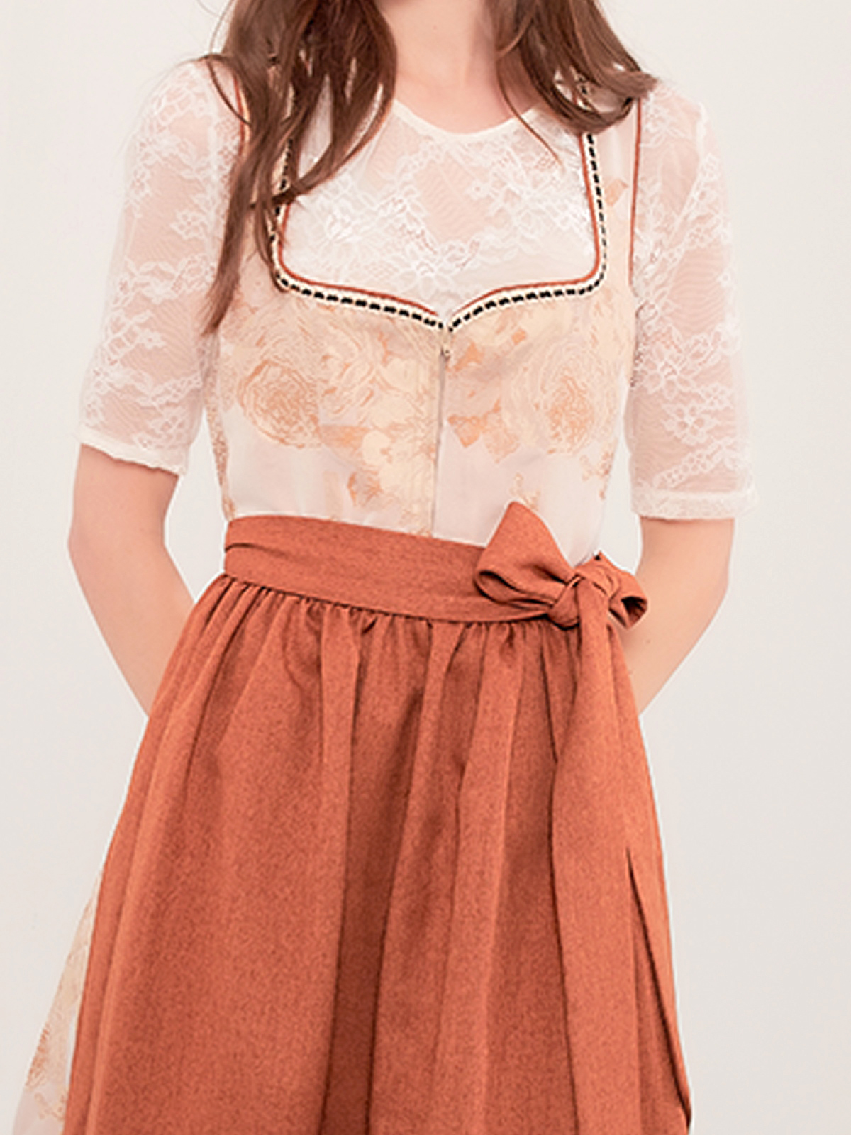 Modernes Dirndl in beige-rosa – feminin und stilvoll