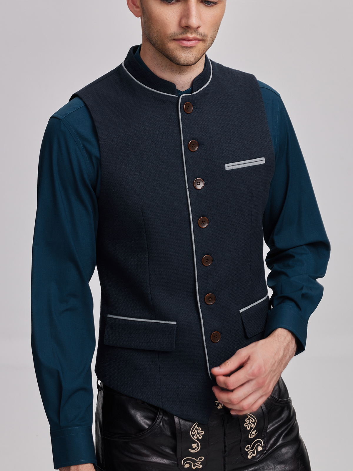 Modernes blaues Ehreer Dirndl mit traditionellen Elementen